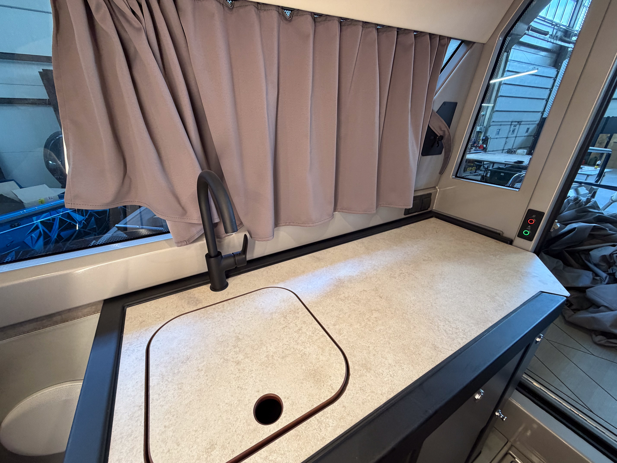 VBOATS VOYAGER 850 Cabin + Mercury Verado 400 + прицеп