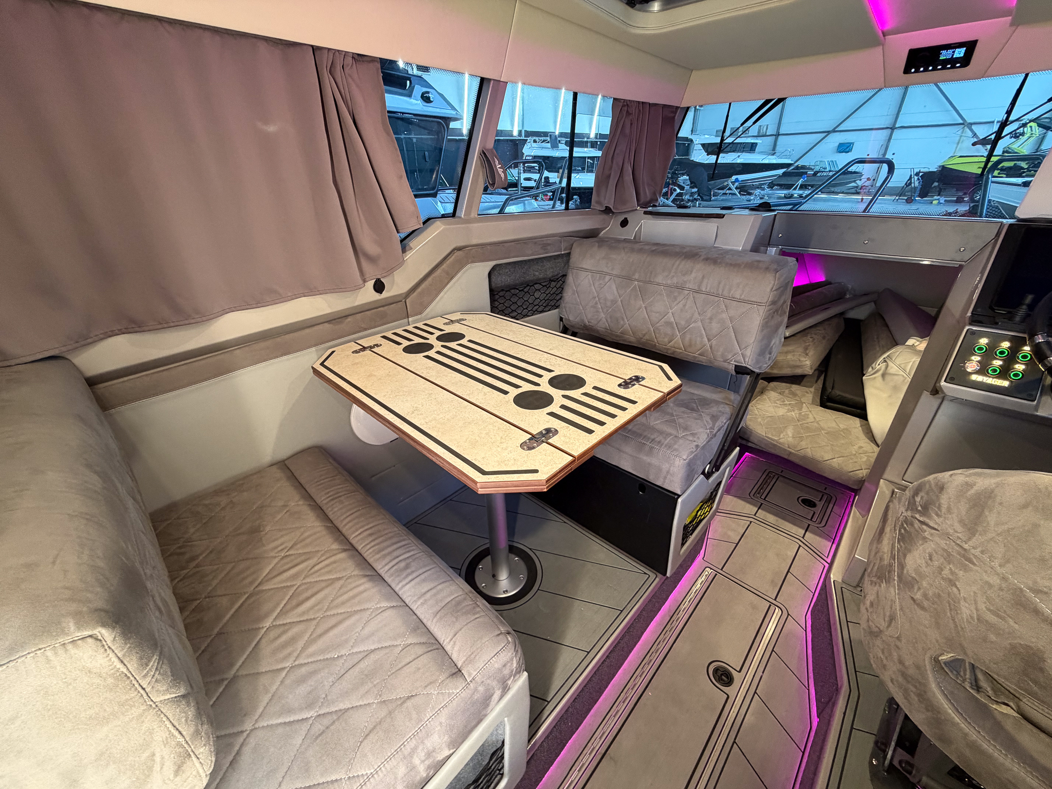 VBOATS VOYAGER 850 Cabin + Mercury Verado 400 + прицеп