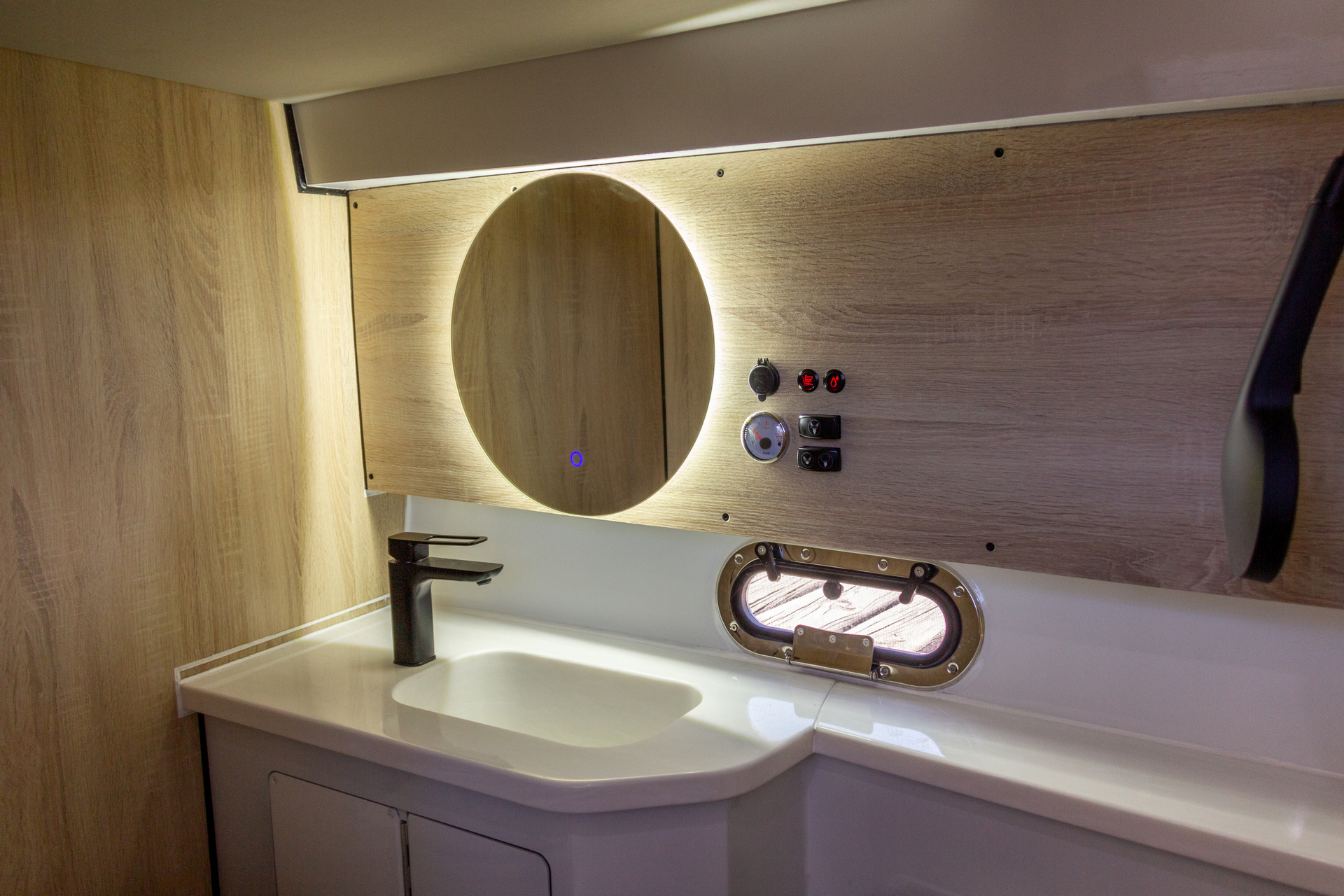VBOATS VOYAGER 980 Cabin