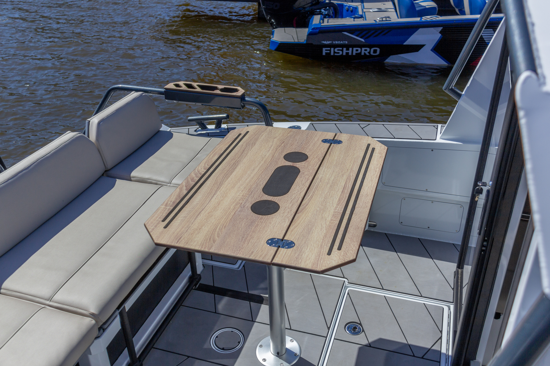VBOATS VOYAGER 600 Cabin