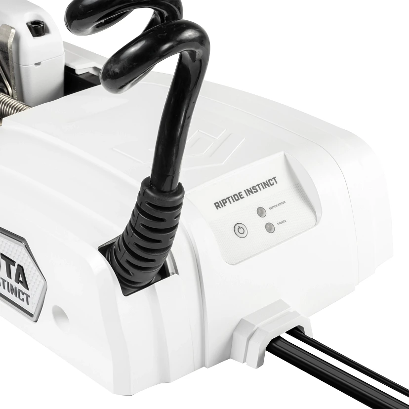 Minn Kota Riptide Instinct QUEST 90/115 lb. Thrust, 100" Shaft, Wireless Remote, White на катере — пример установки, Рыбанутые.РФ