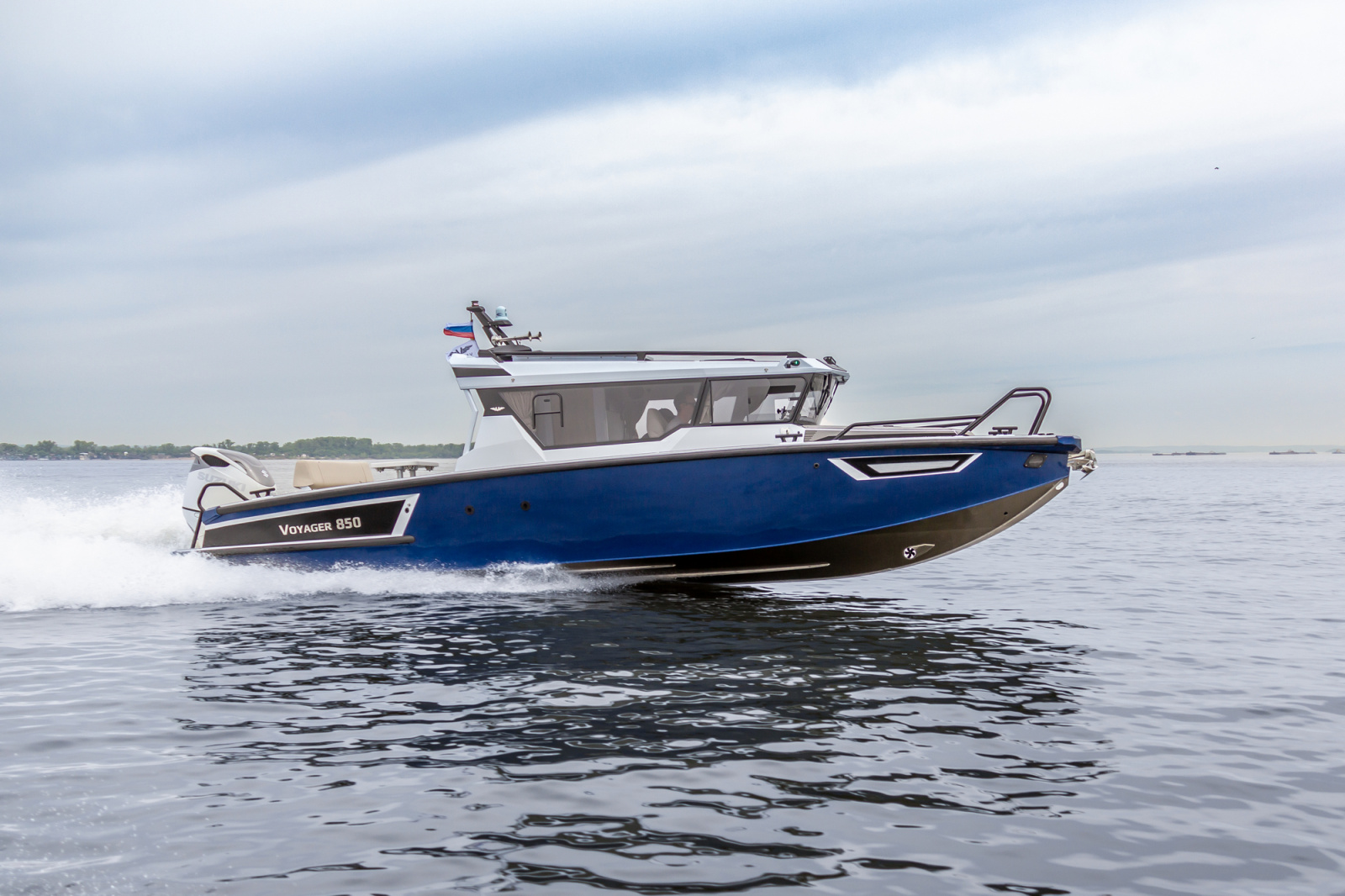 VBOATS VOYAGER 850 Cabin
