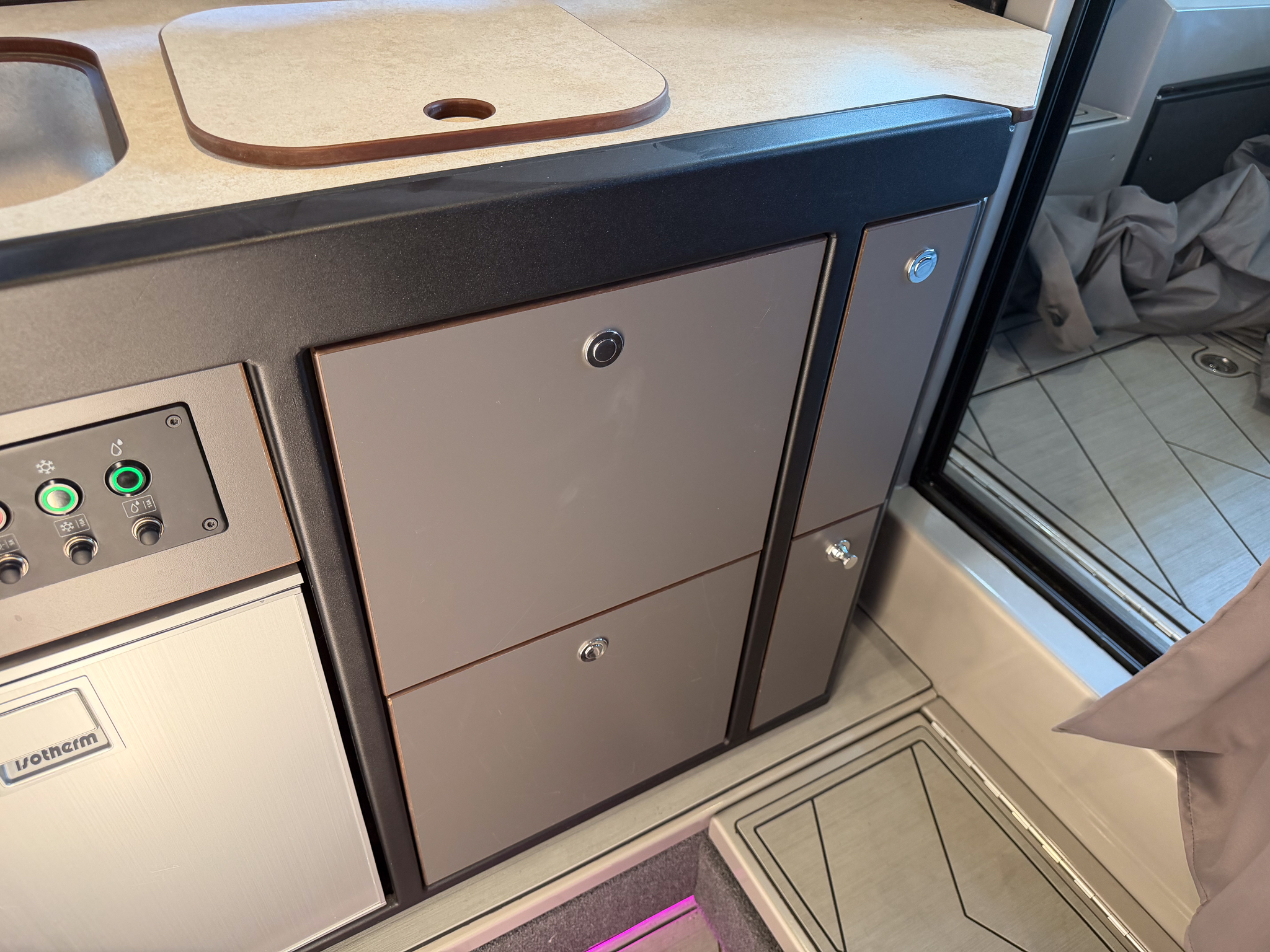 VBOATS VOYAGER 850 Cabin + Mercury Verado 400 + прицеп