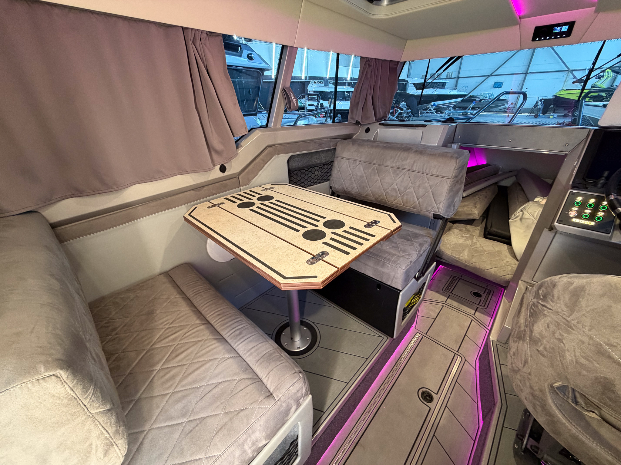 VBOATS VOYAGER 850 Cabin + Mercury Verado 400 + прицеп