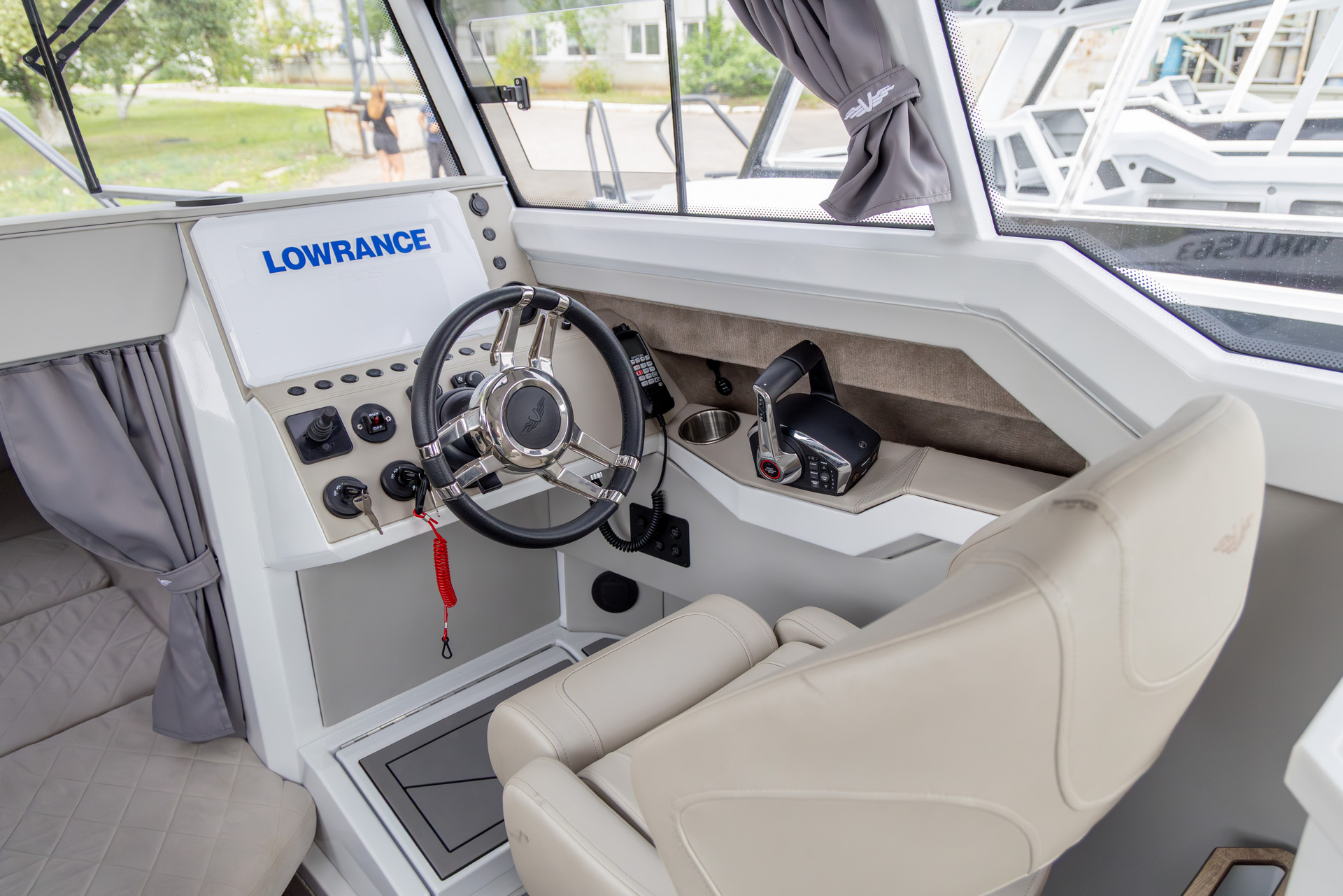 VBOATS VOYAGER 850 Cabin Twin