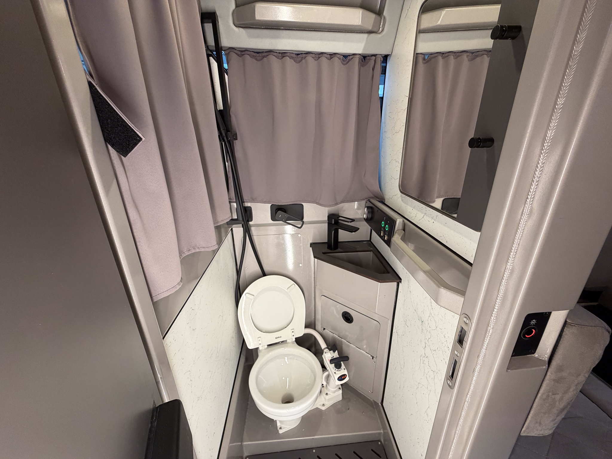 VBOATS VOYAGER 850 Cabin + Mercury Verado 400 + прицеп