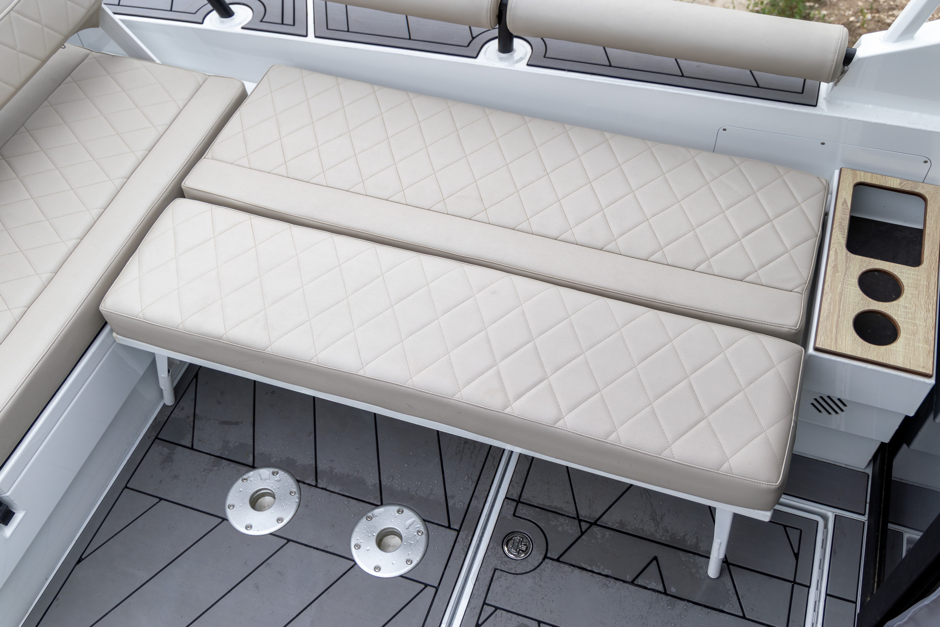 VBOATS VOYAGER 850 Cabin Twin