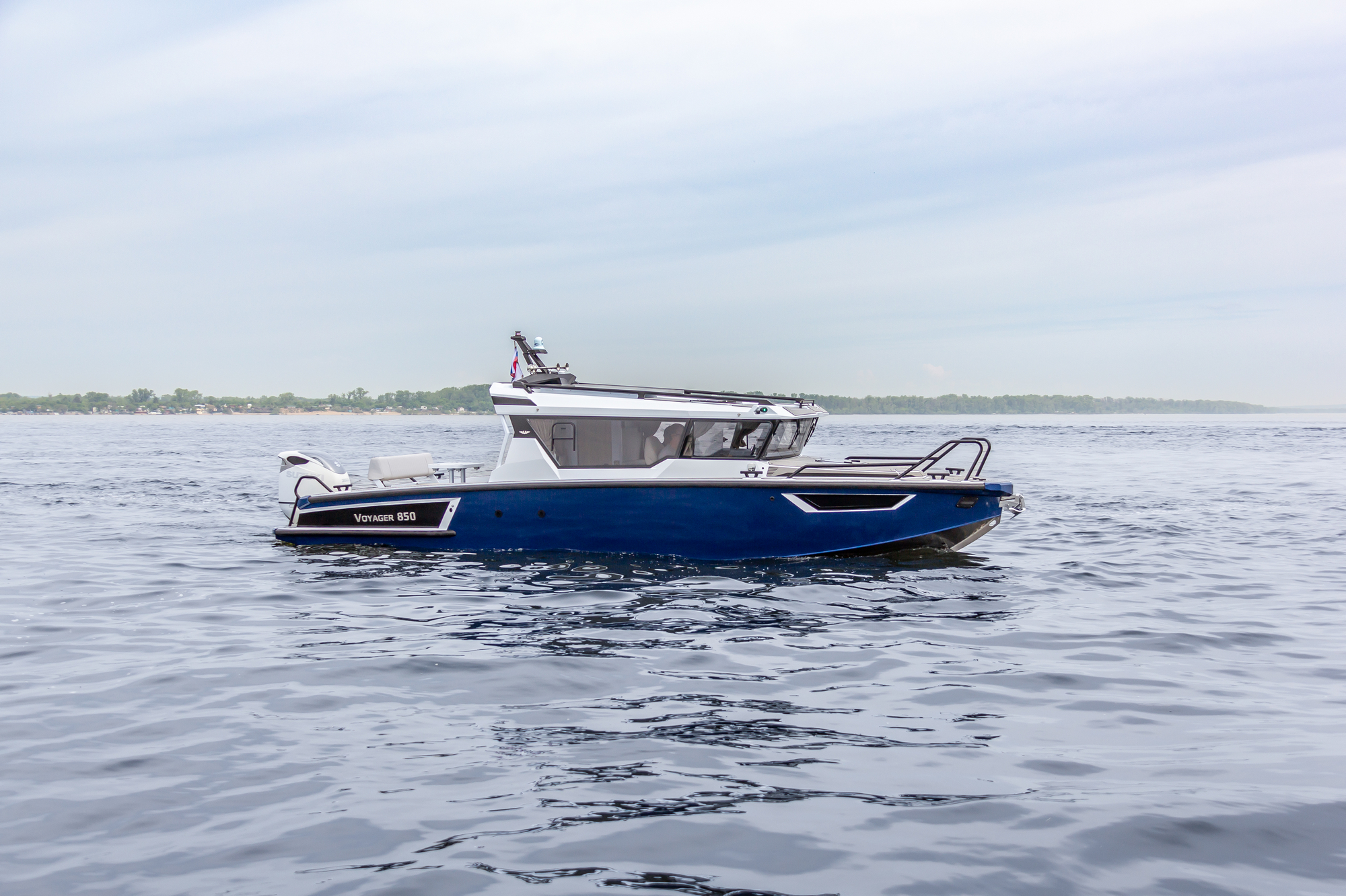 VBOATS VOYAGER 850 Cabin