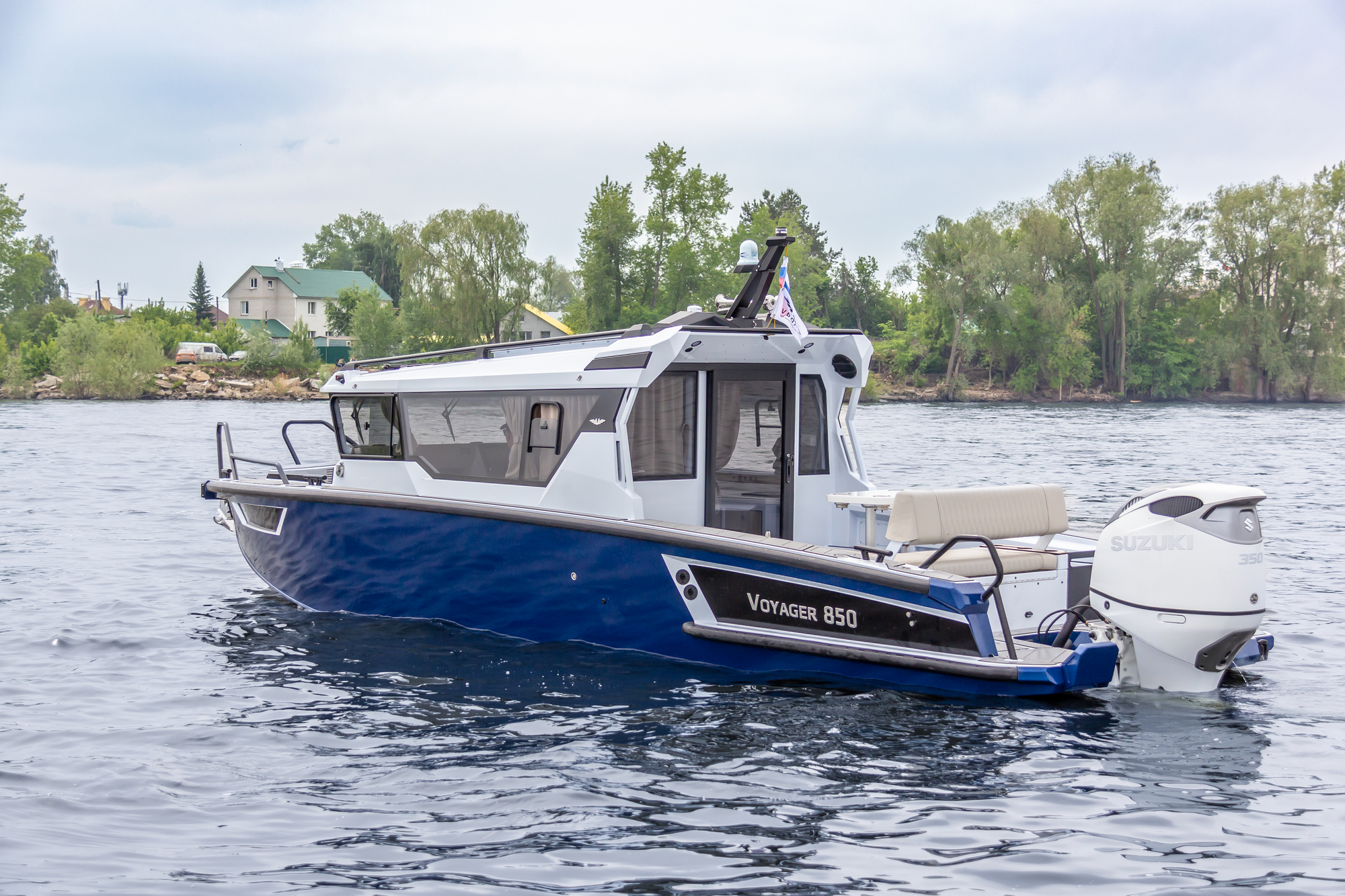 VBOATS VOYAGER 850 Cabin