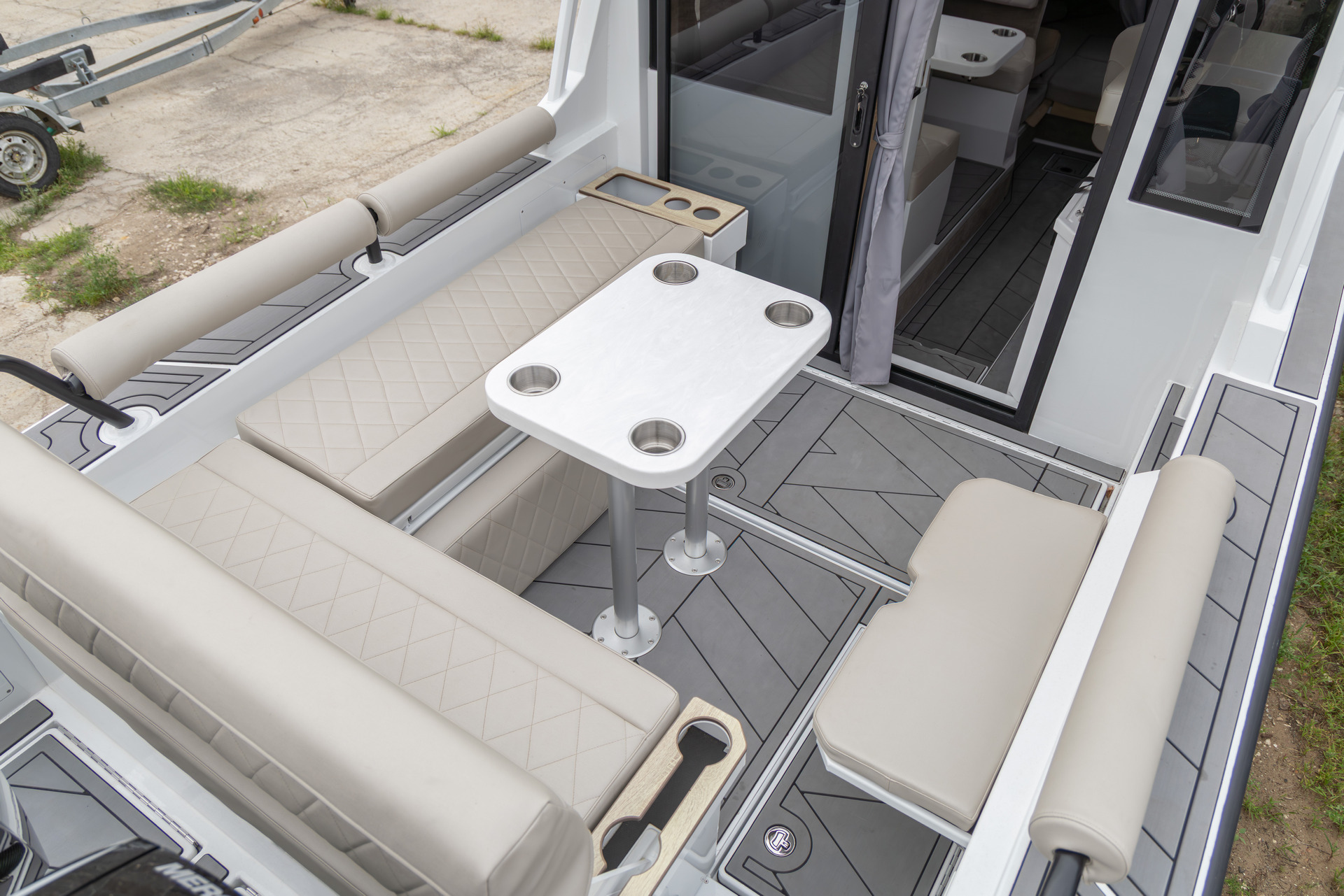 VBOATS VOYAGER 850 Cabin Twin