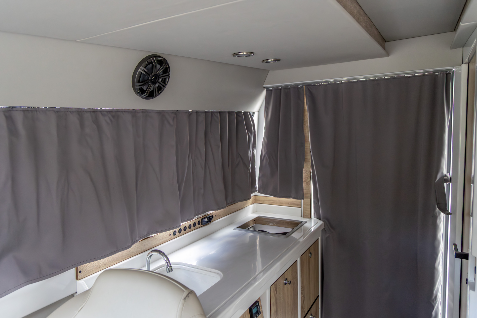 VBOATS VOYAGER 850 Cabin Twin