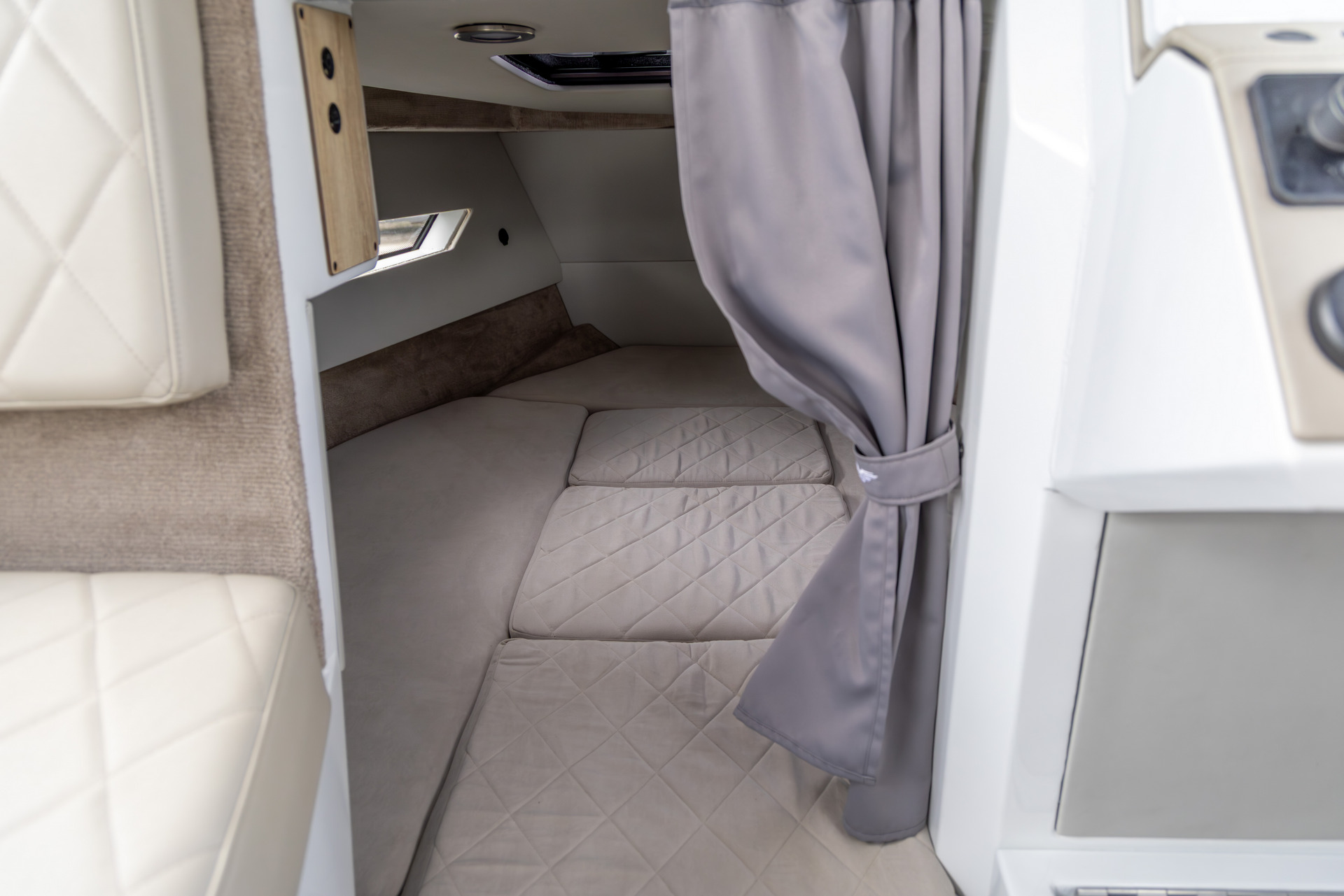 VBOATS VOYAGER 850 Cabin Twin