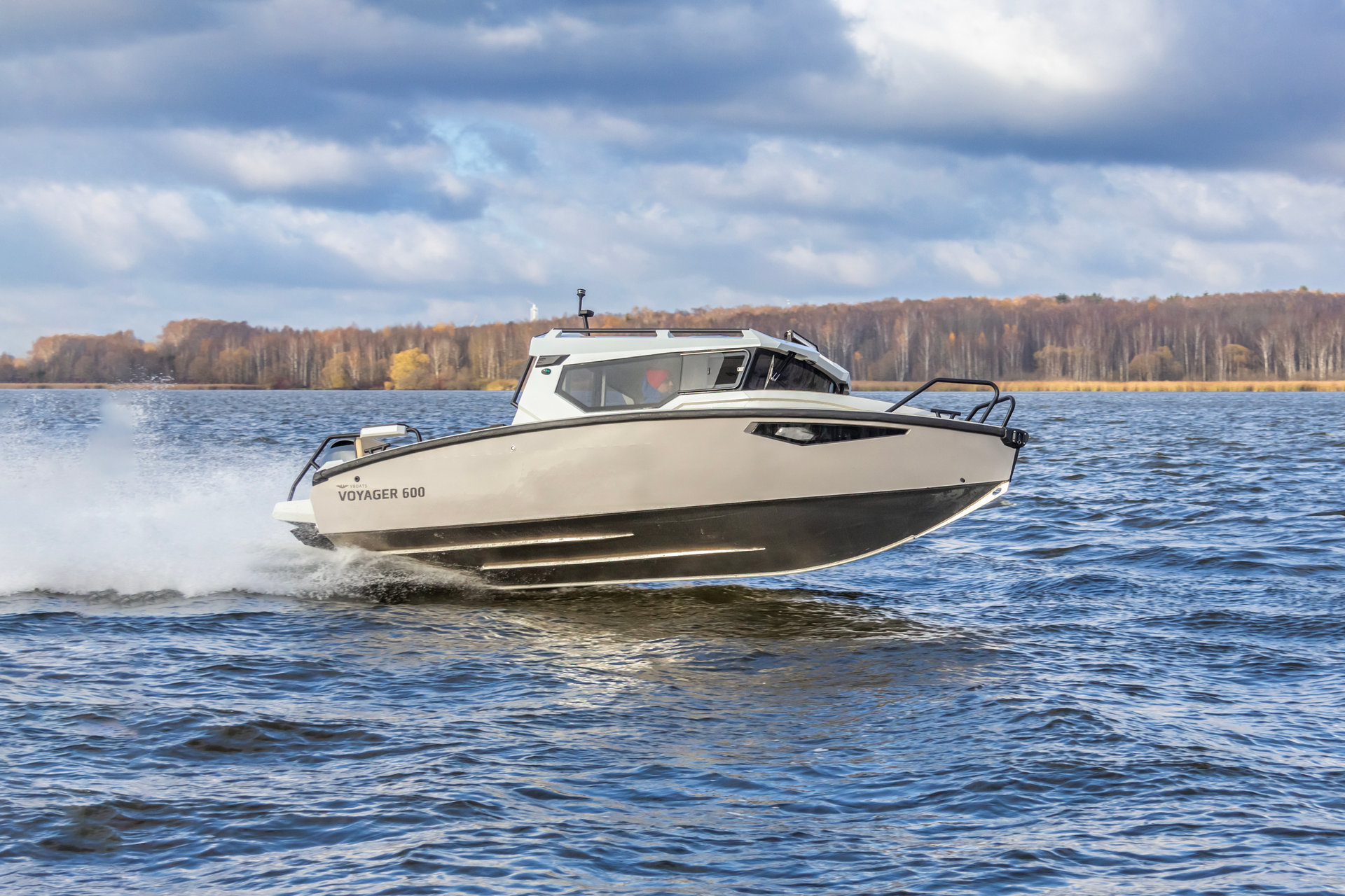 VBOATS VOYAGER 600 Cabin