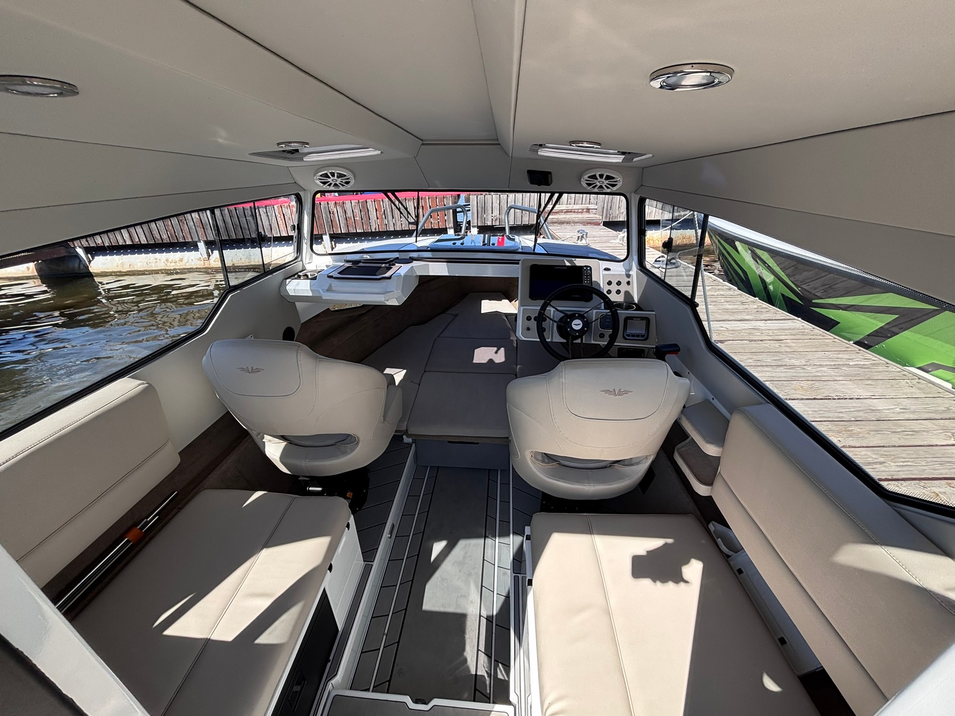 VBOATS VOYAGER 600 Cabin