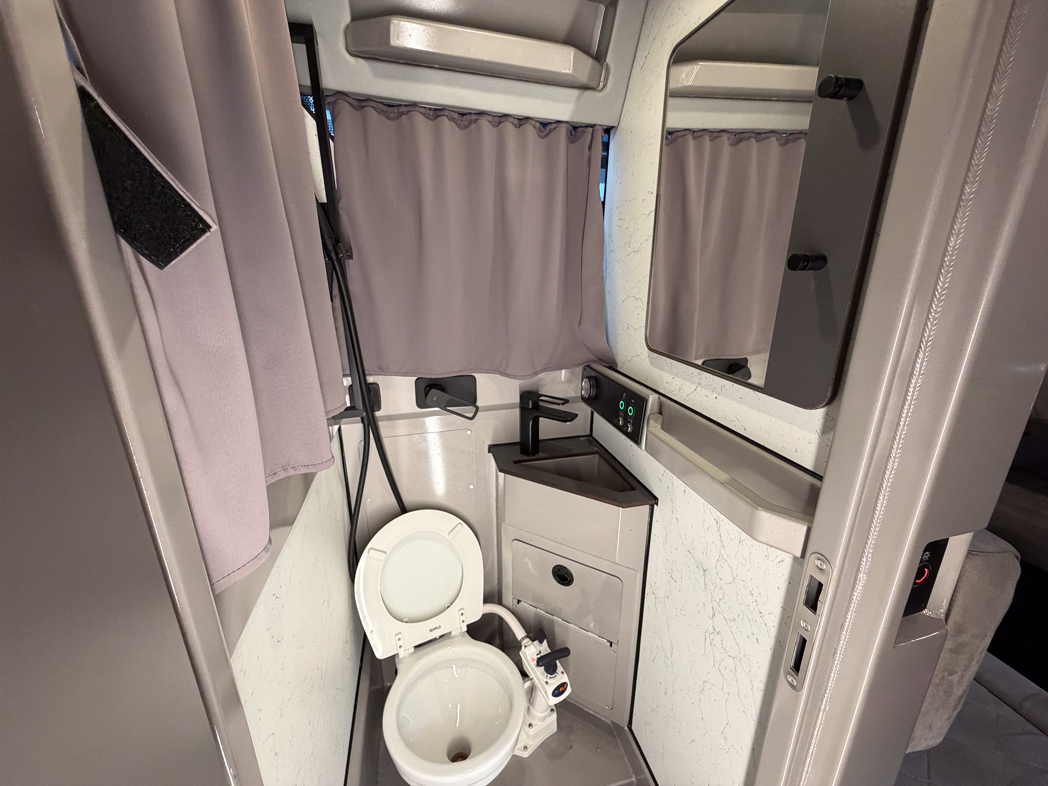 VBOATS VOYAGER 850 Cabin + Mercury Verado 400 + прицеп