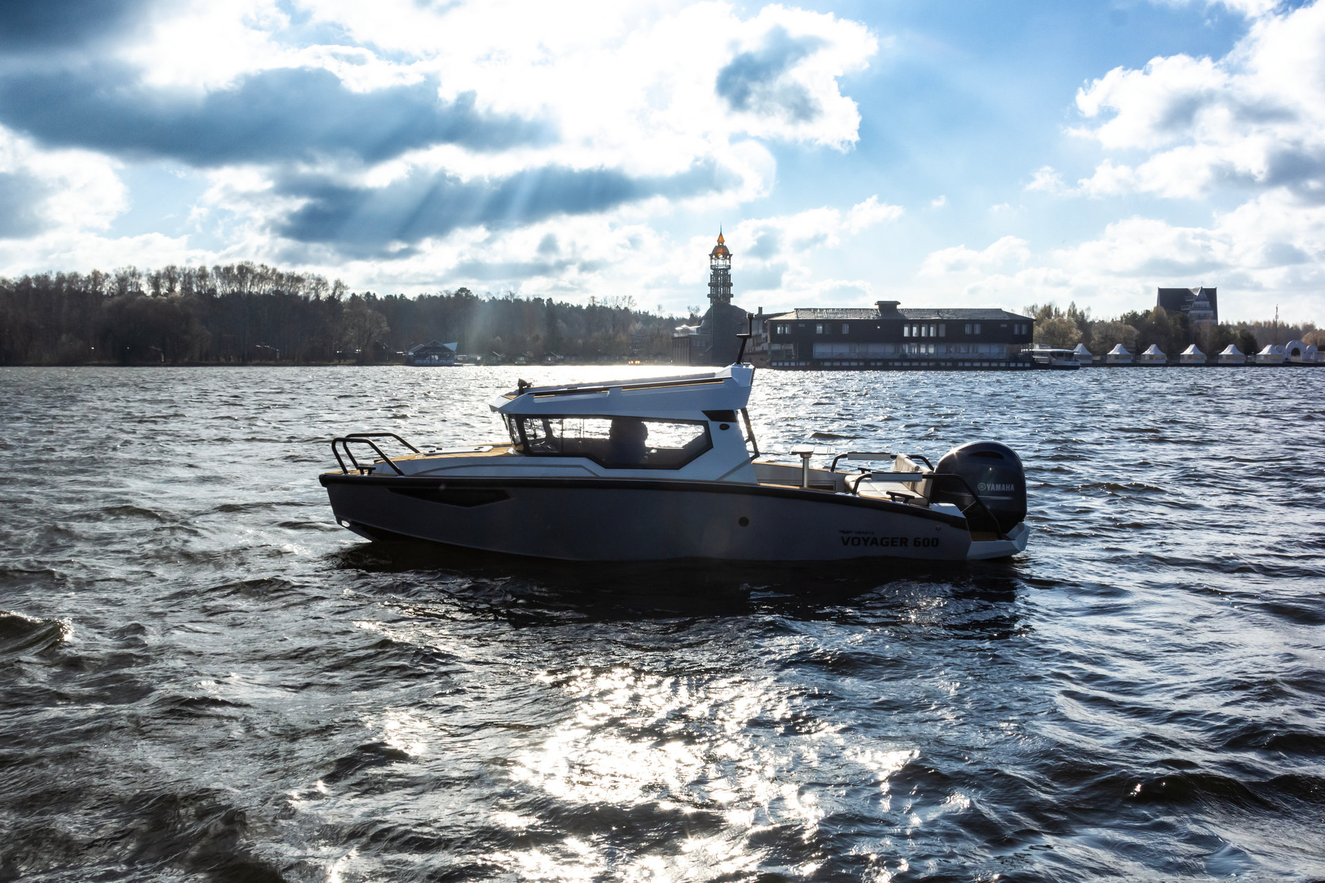 VBOATS VOYAGER 600 Cabin