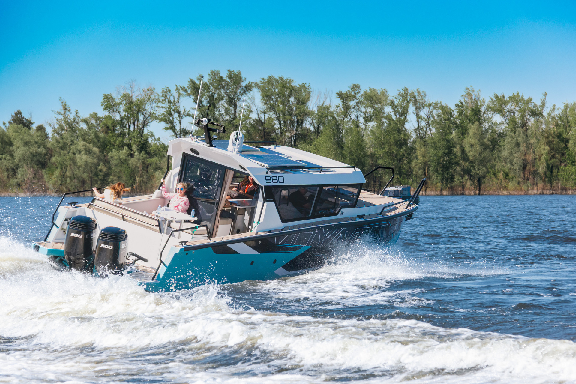 VBOATS VOYAGER 980 Cabin