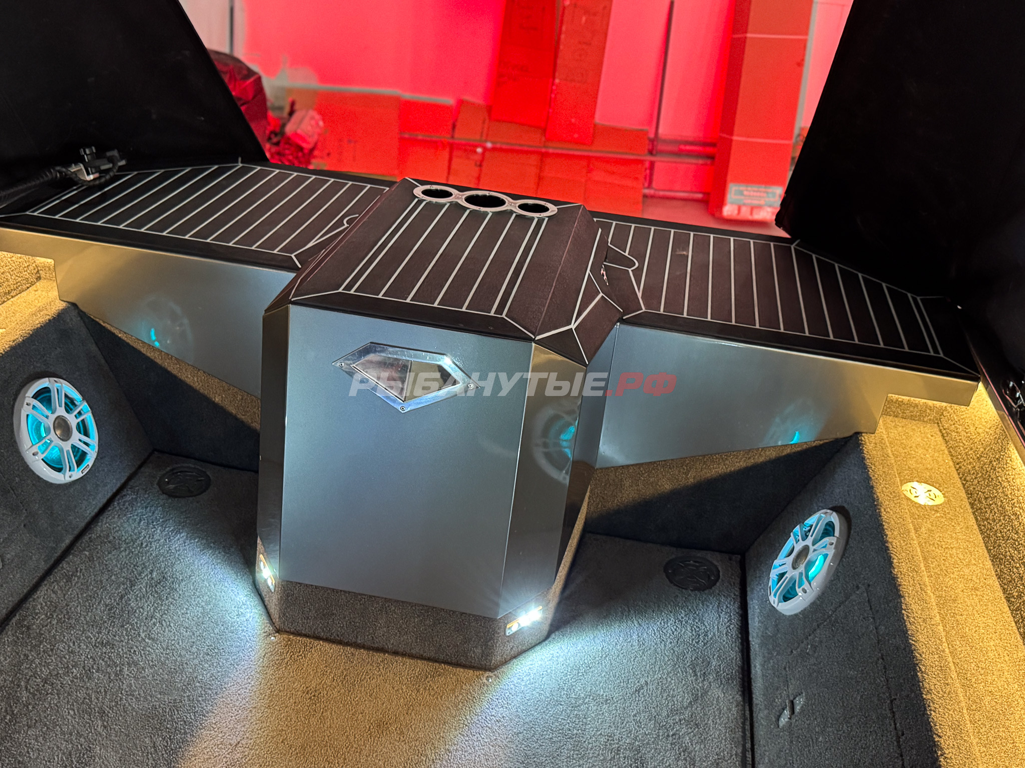 Лодка Росомаха R6000S + Mercury Optimax 200 + прицеп на катере — пример установки, Рыбанутые.РФ
