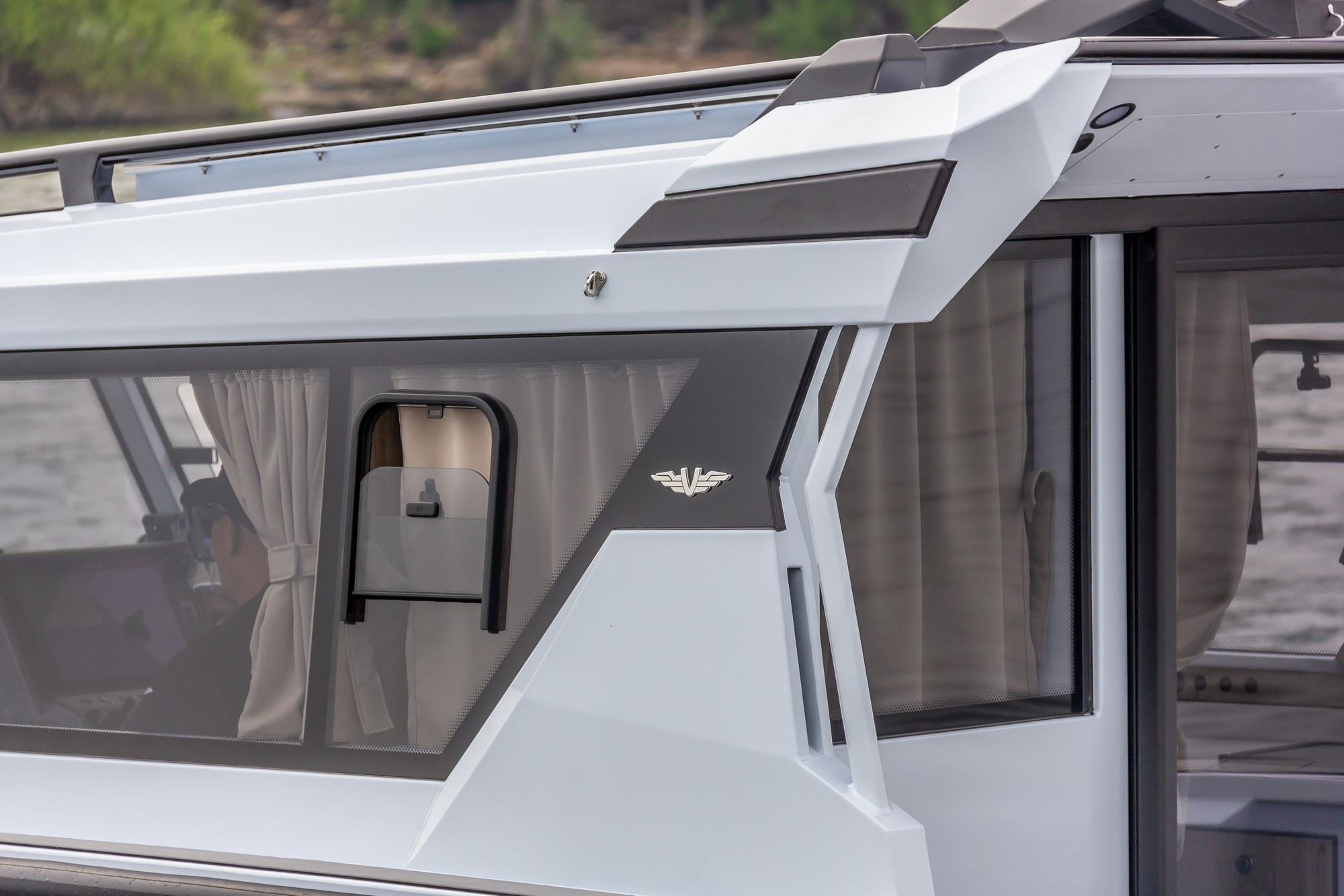 VBOATS VOYAGER 850 Cabin