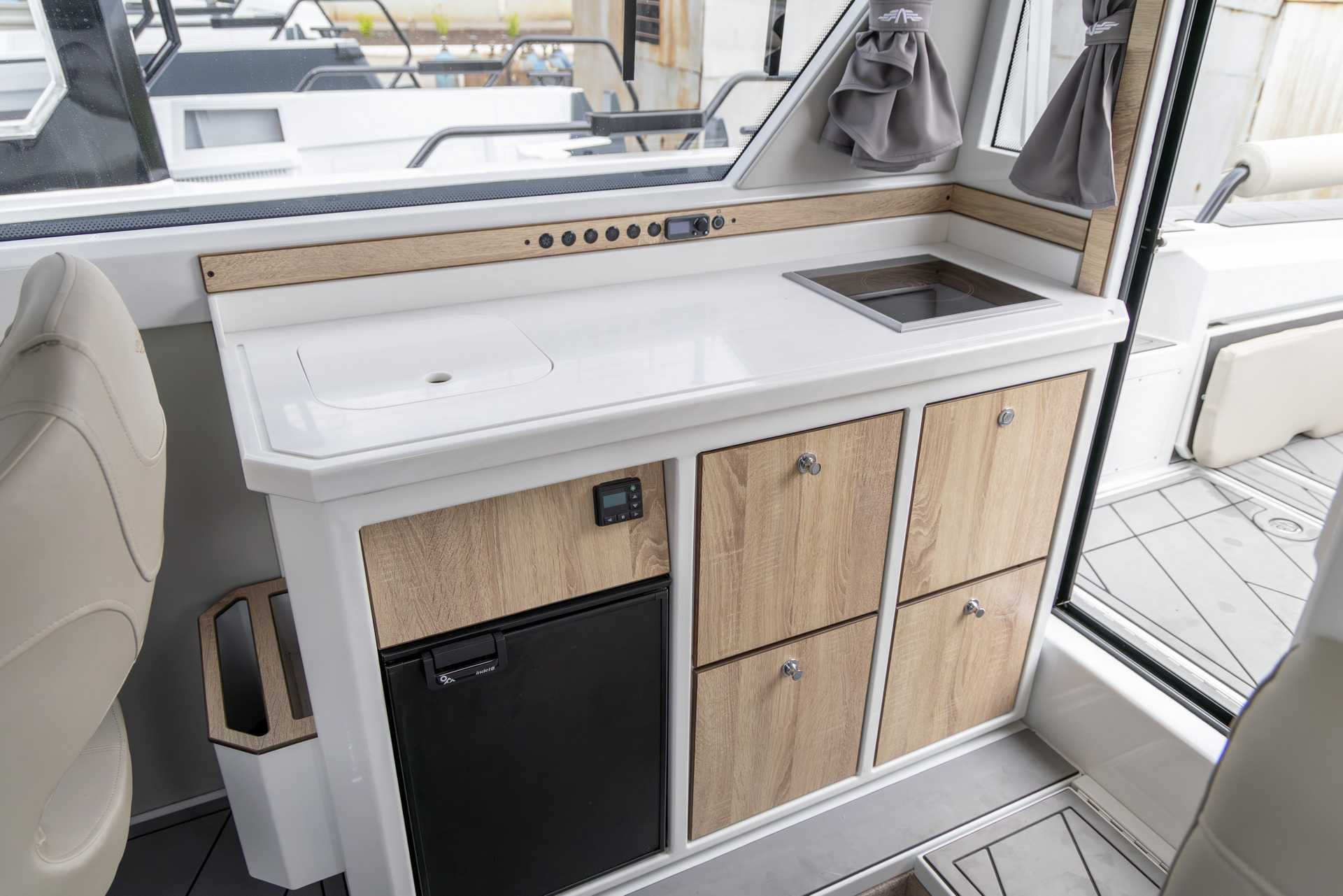 VBOATS VOYAGER 850 Cabin Twin