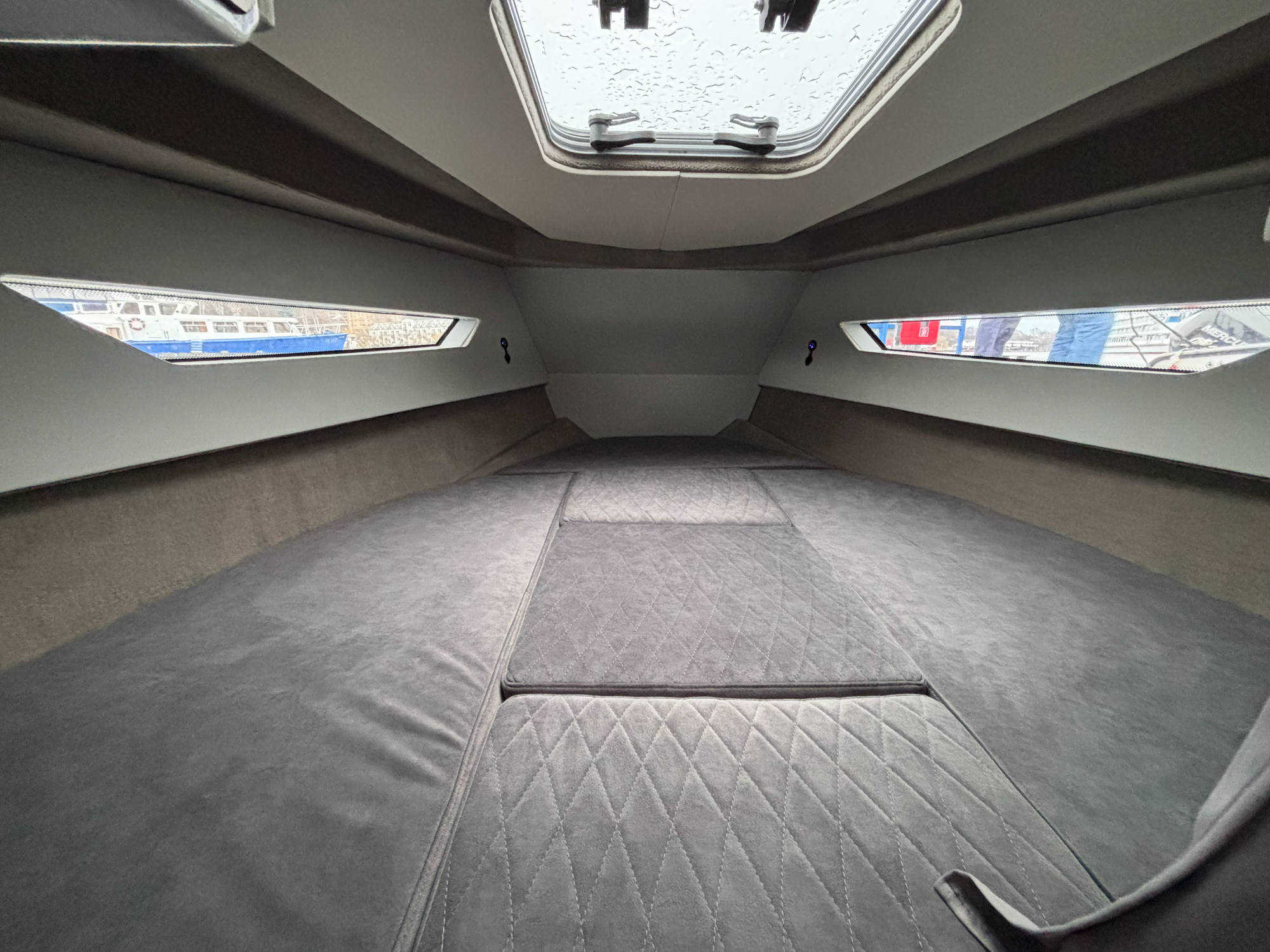 VBOATS VOYAGER 850 Cabin Twin