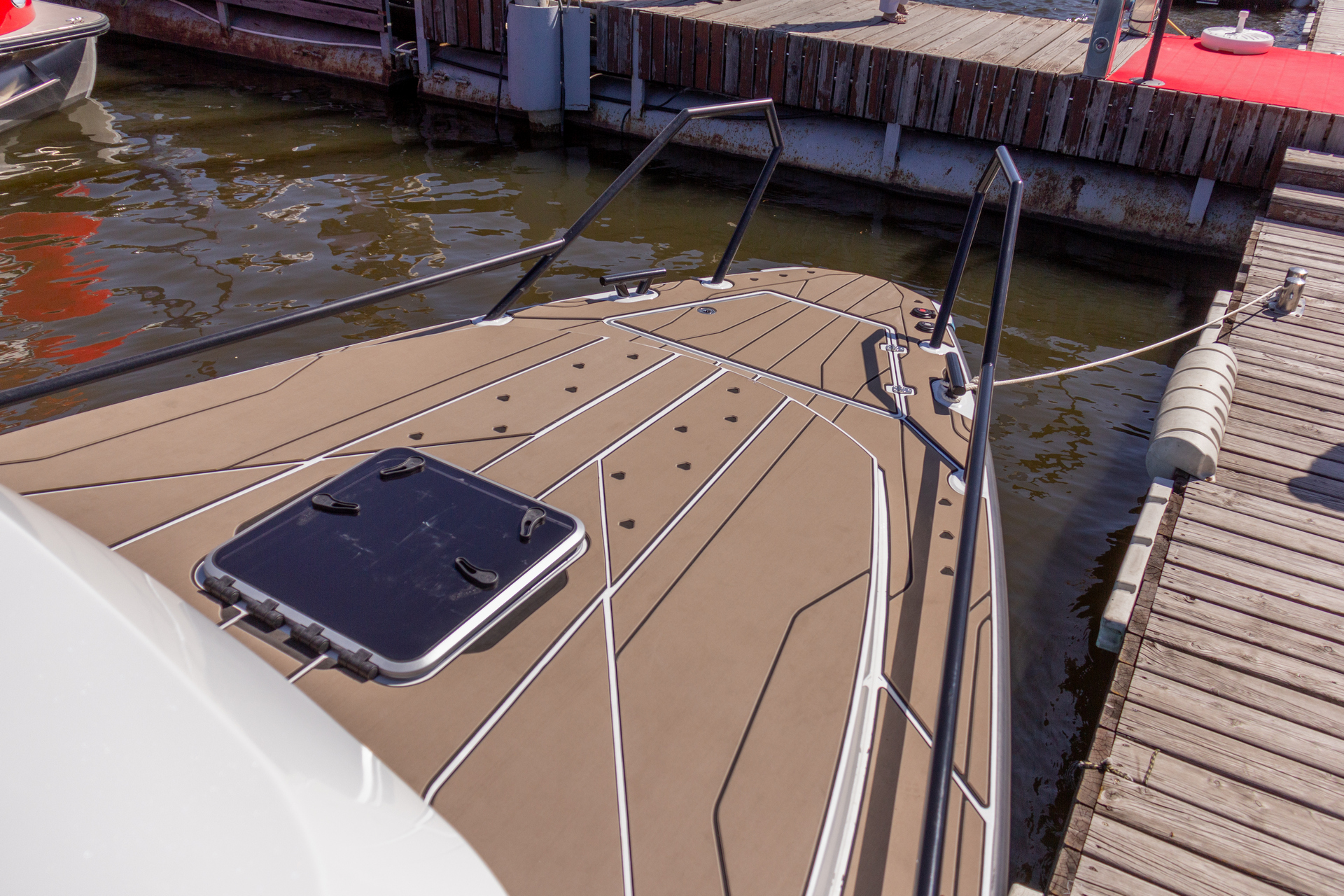 VBOATS VOYAGER 980 Cabin