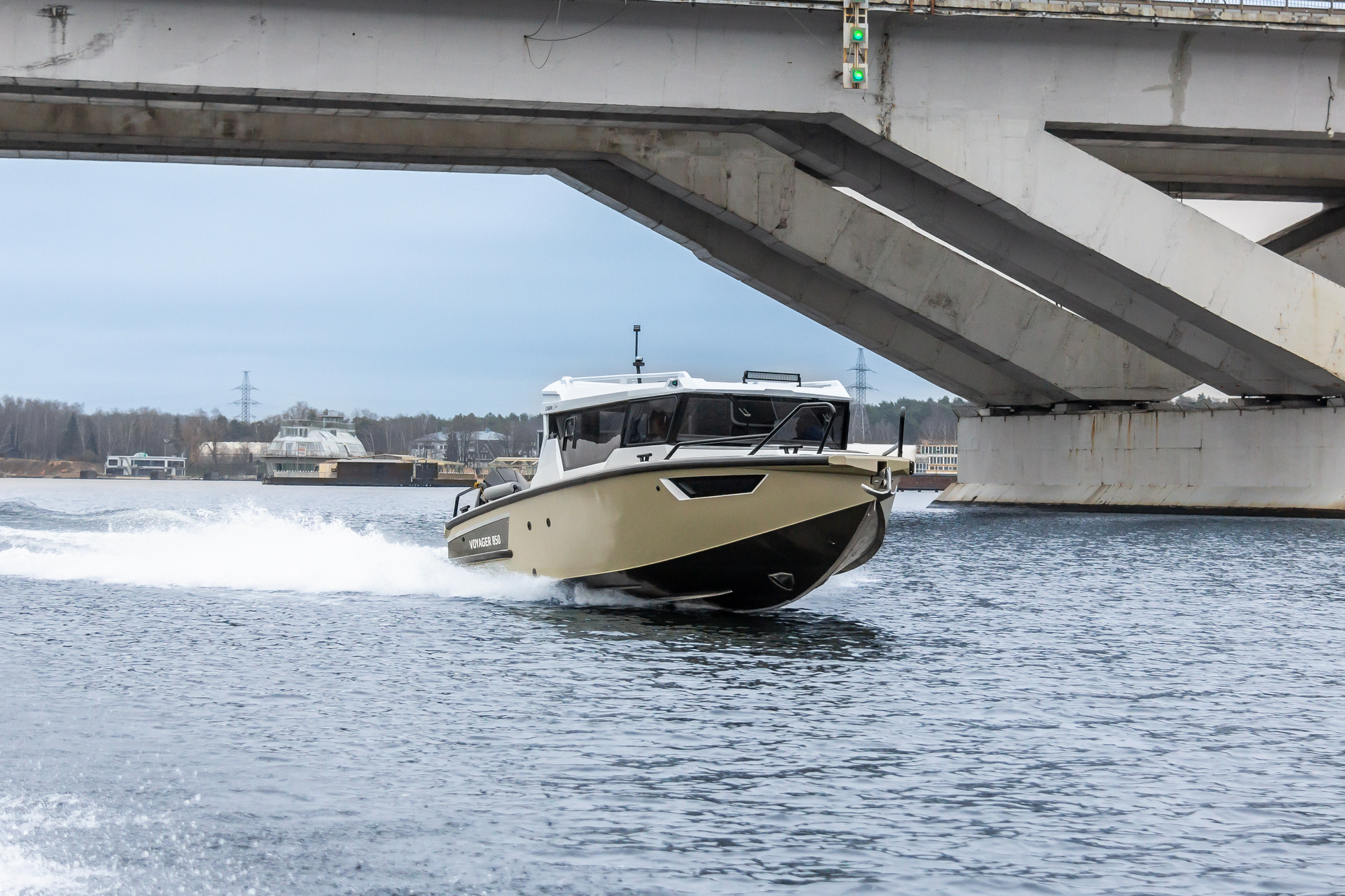 VBOATS VOYAGER 850 Cabin Twin