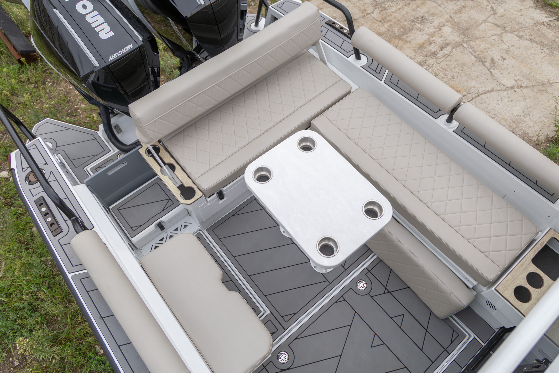 VBOATS VOYAGER 850 Cabin Twin