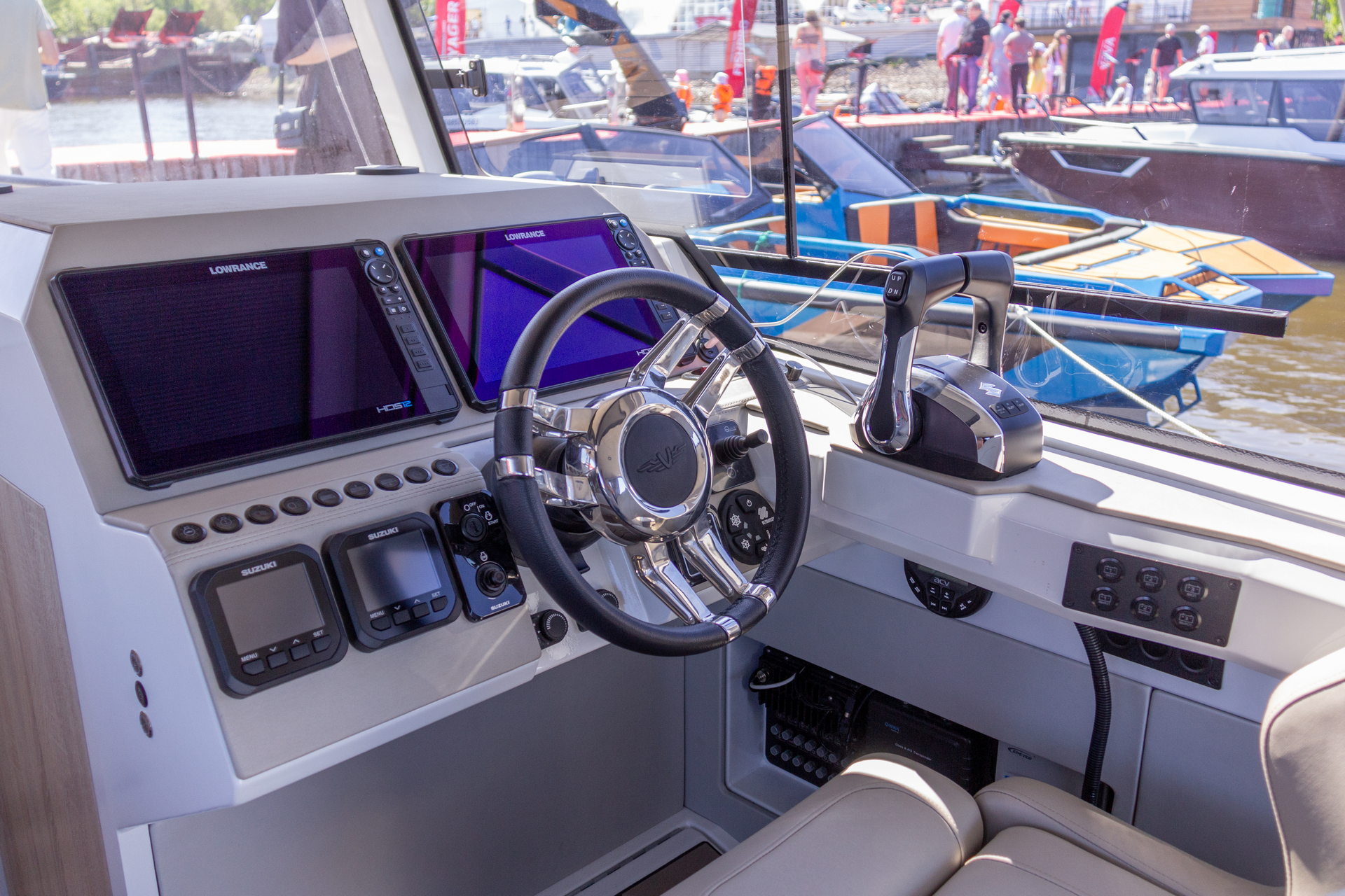 VBOATS VOYAGER 980 Cabin