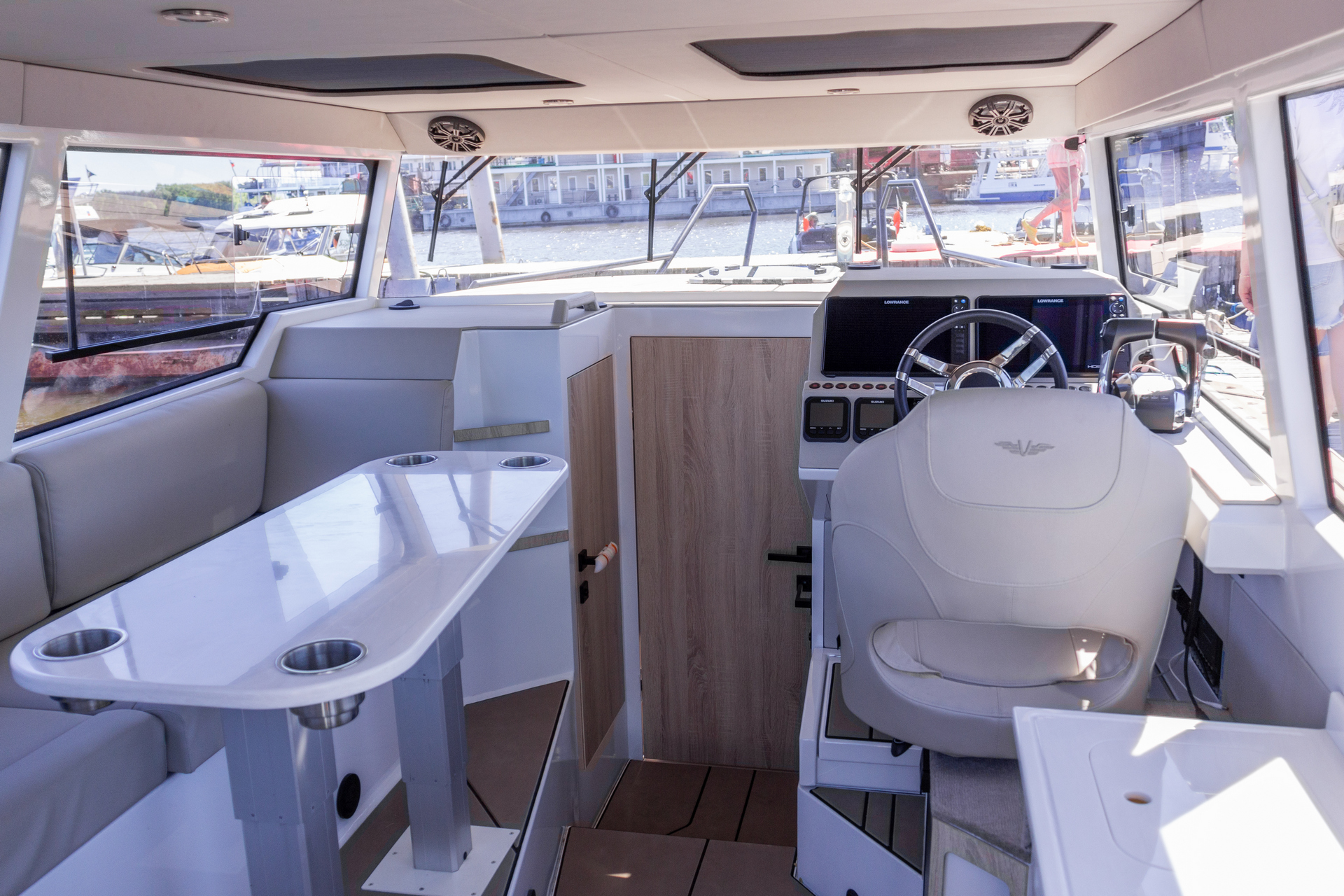 VBOATS VOYAGER 980 Cabin
