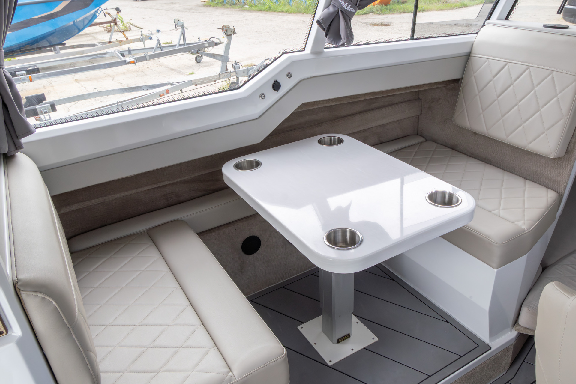 VBOATS VOYAGER 850 Cabin Twin