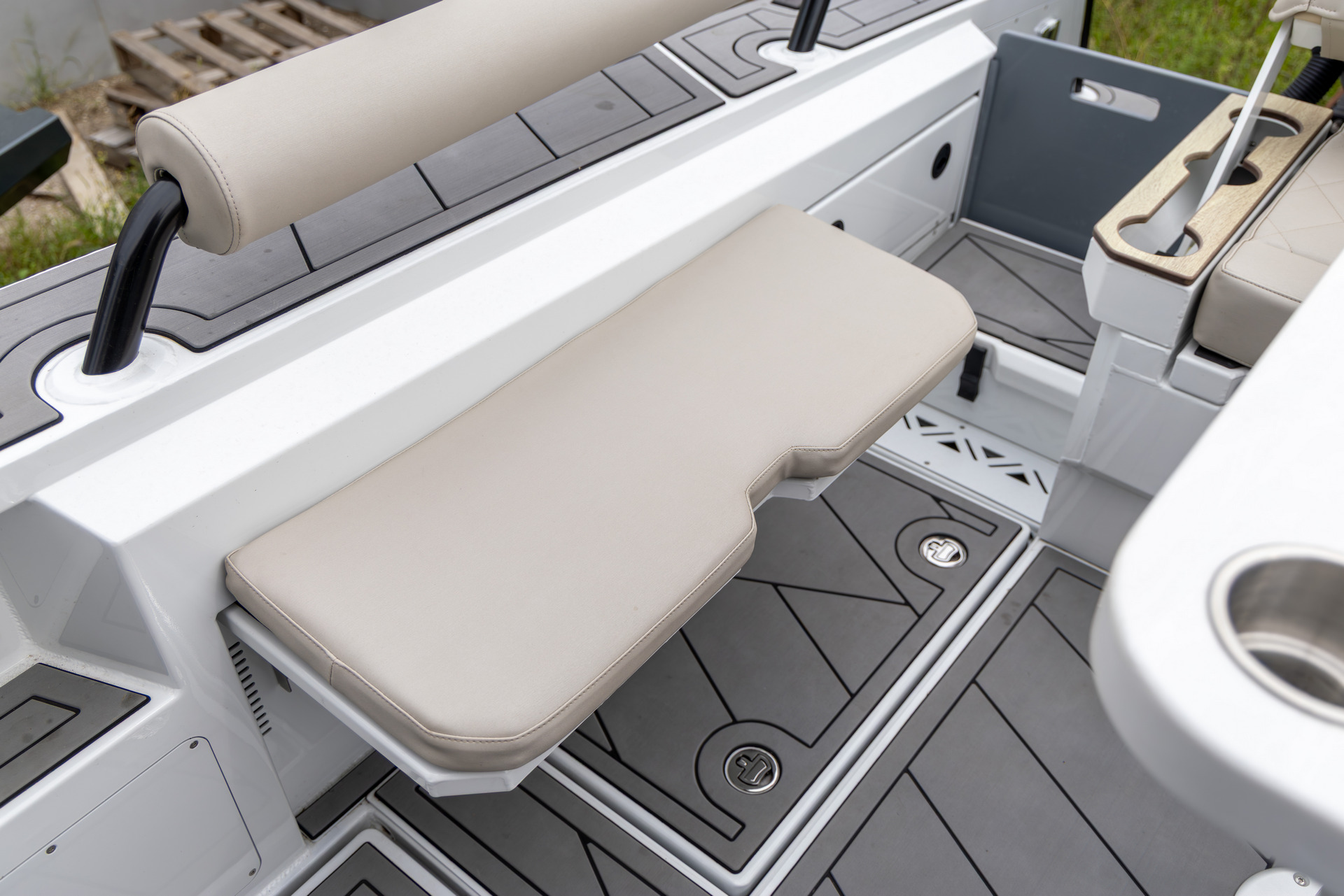 VBOATS VOYAGER 850 Cabin Twin