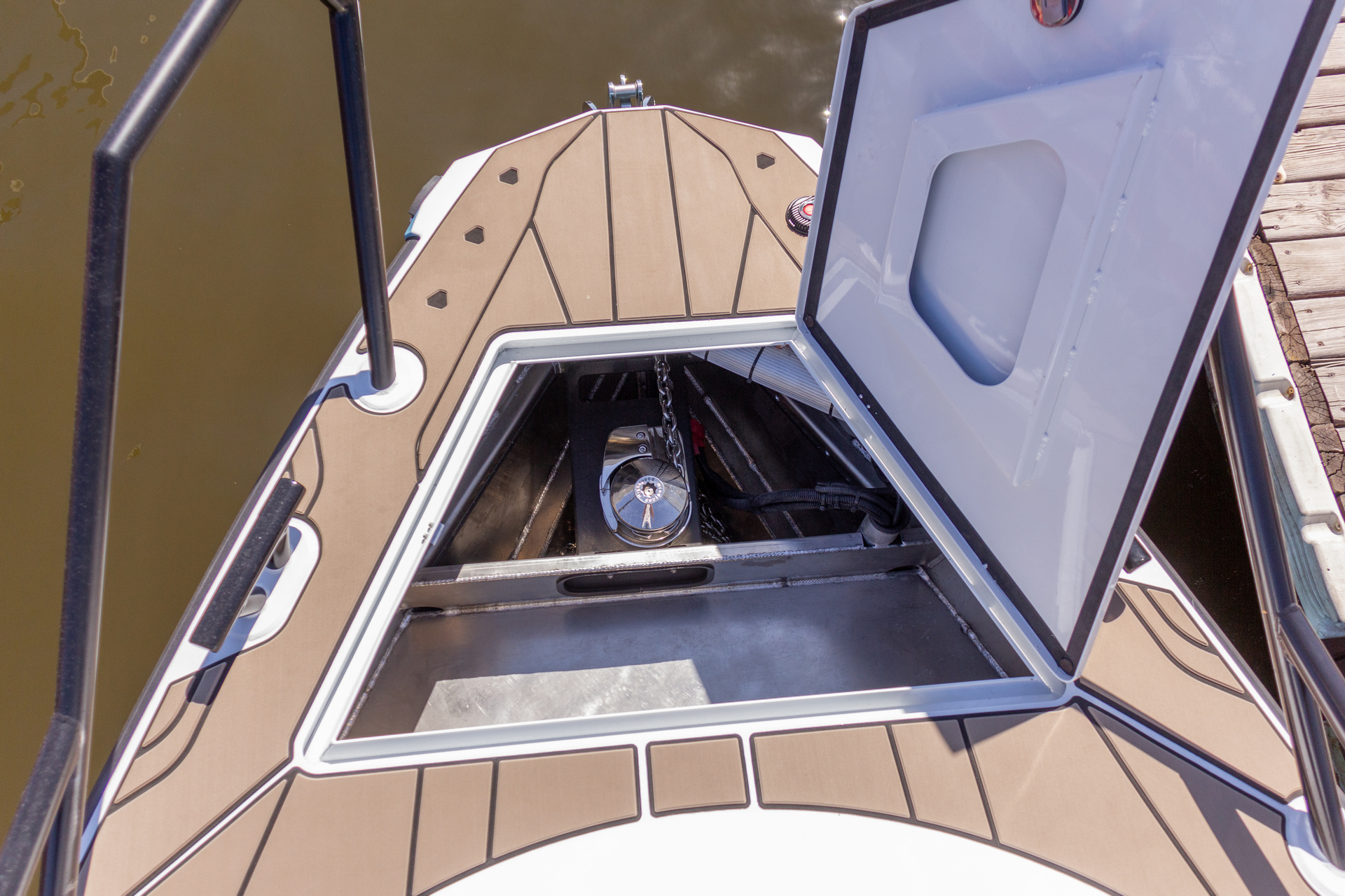 VBOATS VOYAGER 980 Cabin