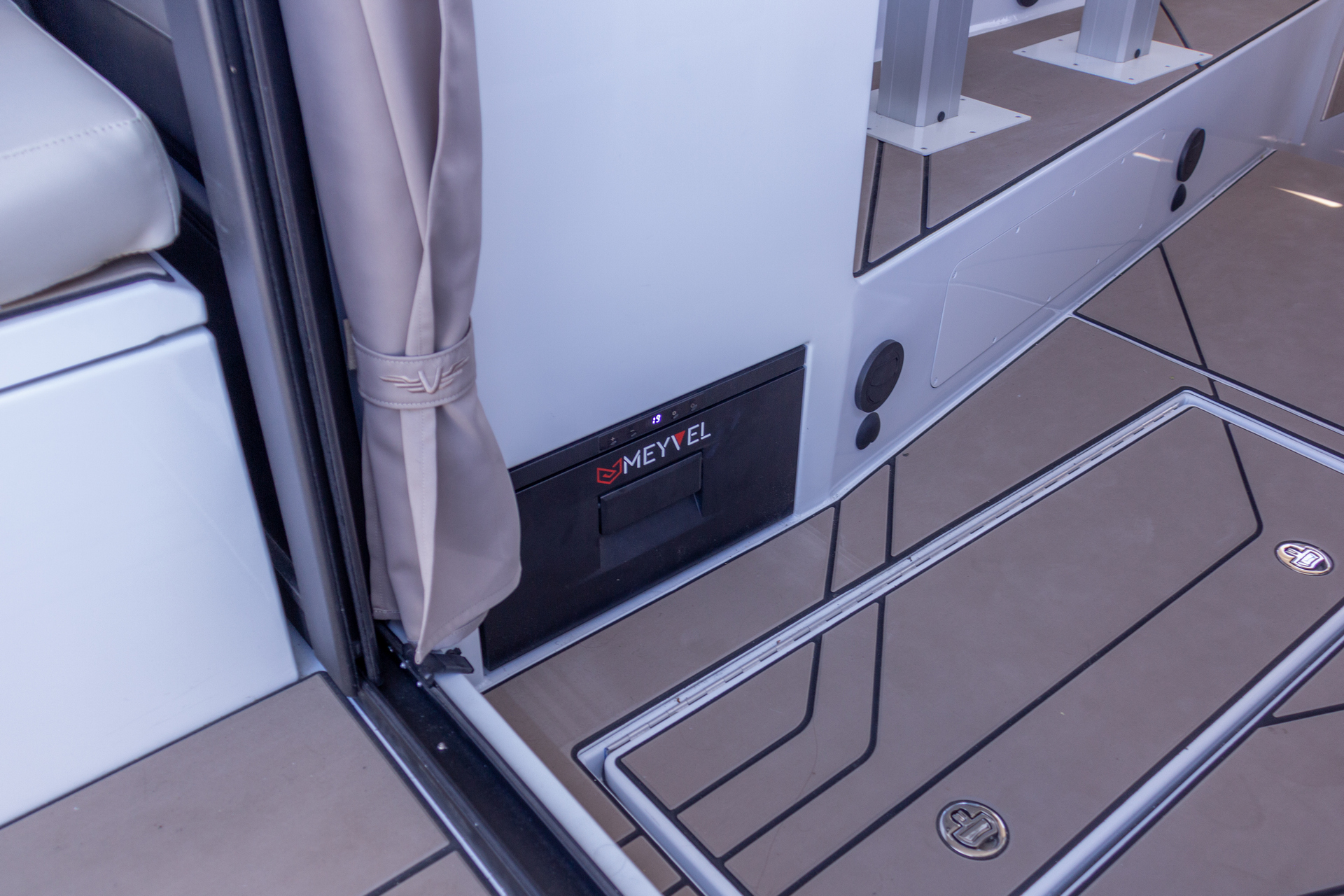 VBOATS VOYAGER 980 Cabin