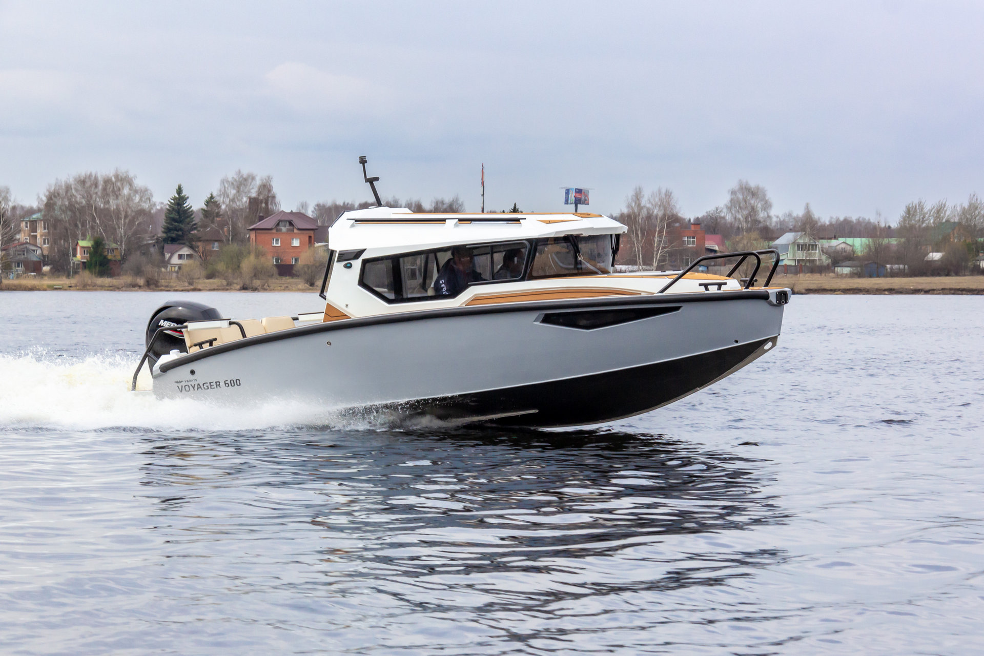 VBOATS VOYAGER 600 Cabin