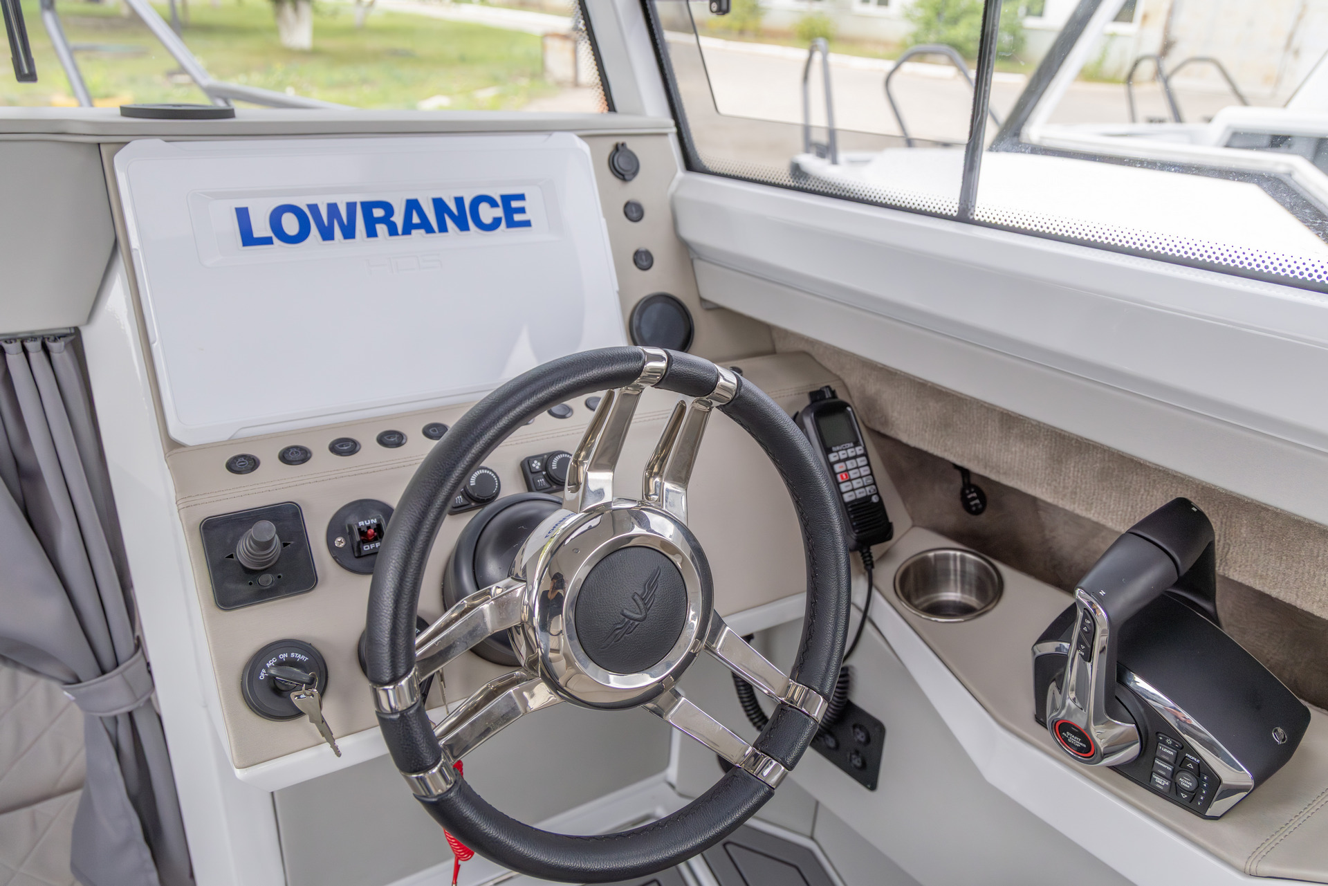 VBOATS VOYAGER 850 Cabin Twin