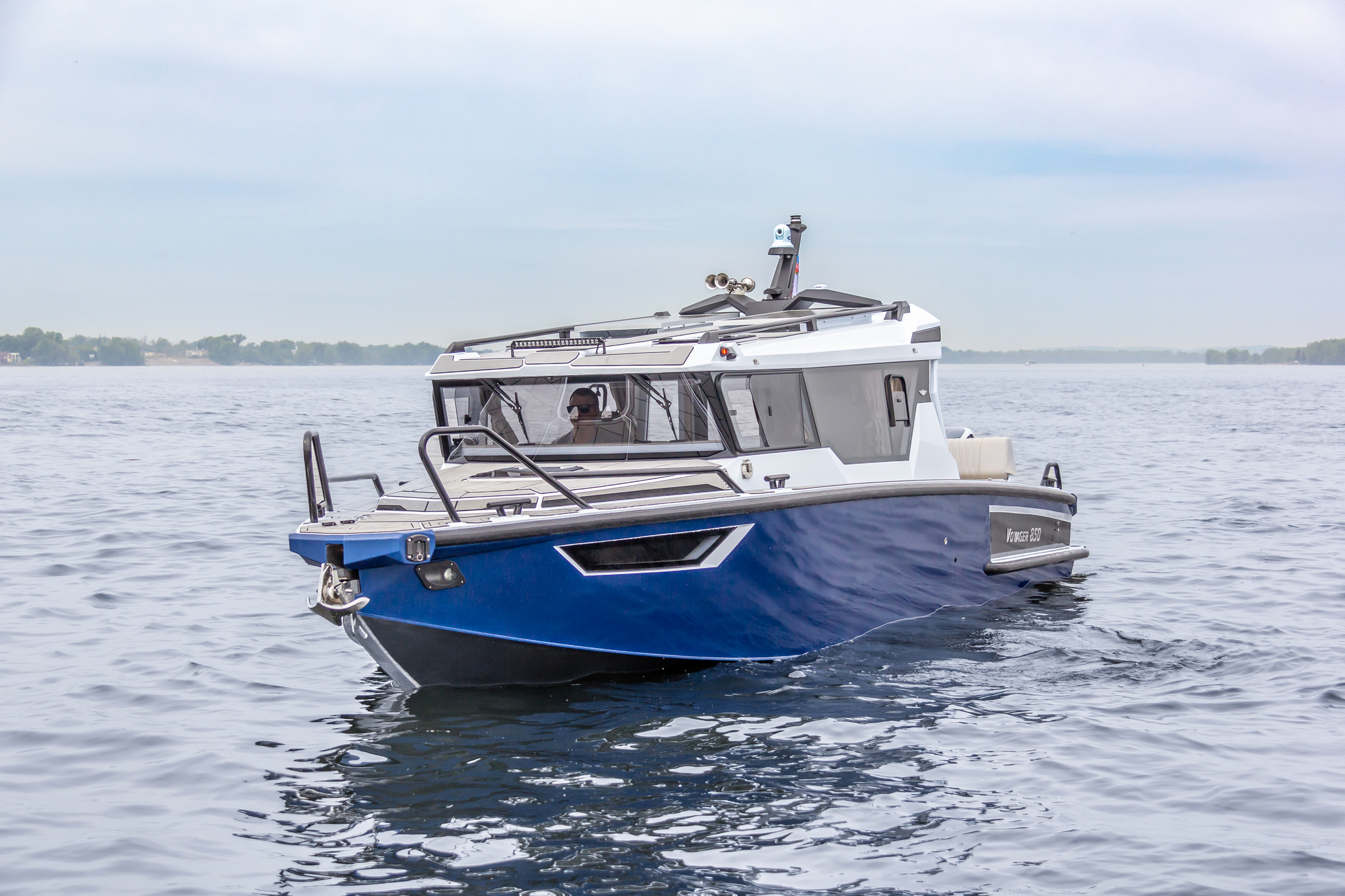 VBOATS VOYAGER 850 Cabin