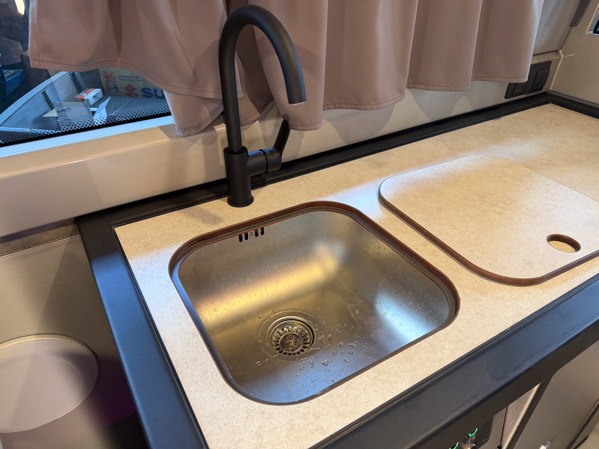 VBOATS VOYAGER 850 Cabin + Mercury Verado 400 + прицеп