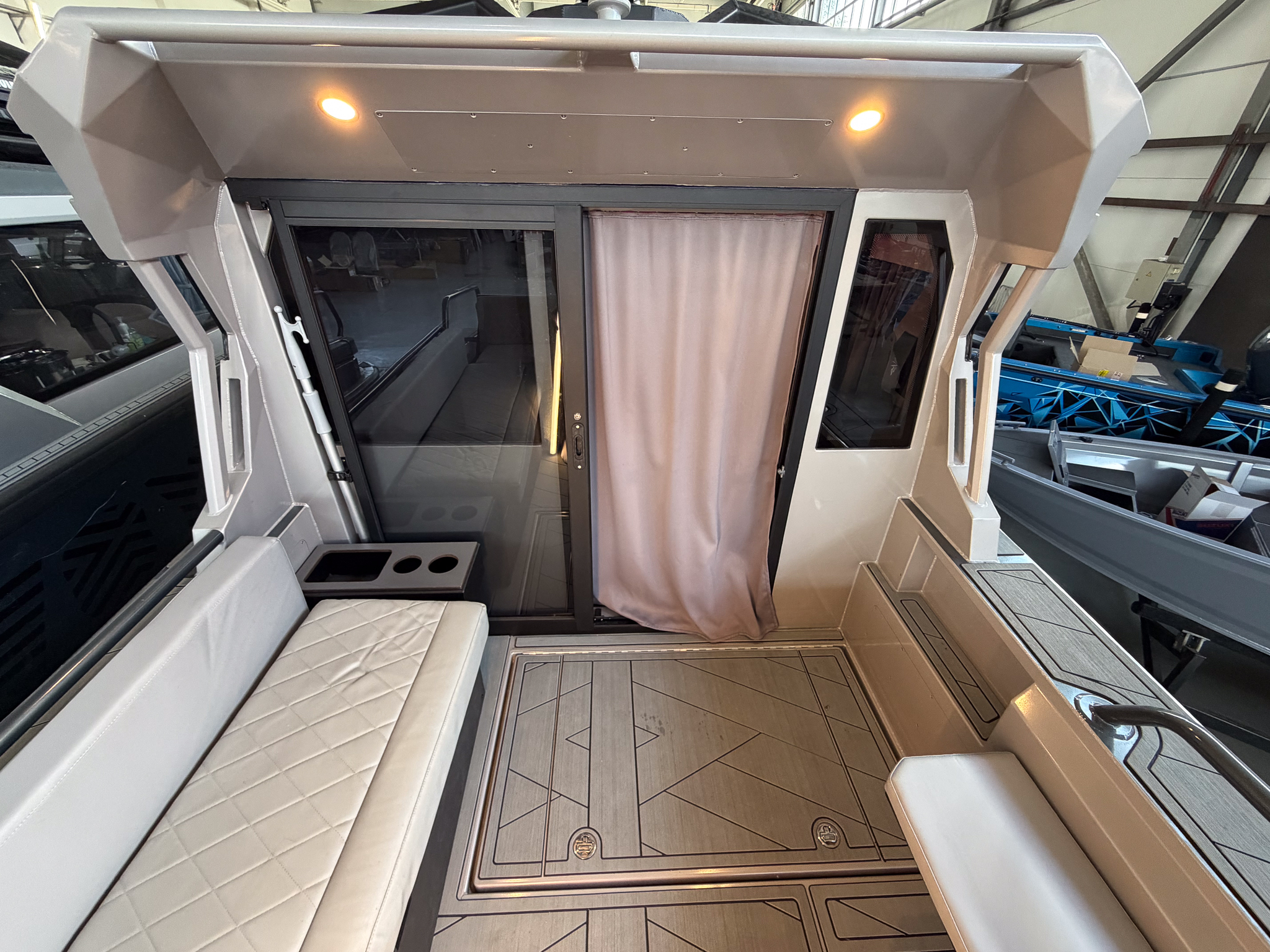 VBOATS VOYAGER 850 Cabin + Mercury Verado 400 + прицеп
