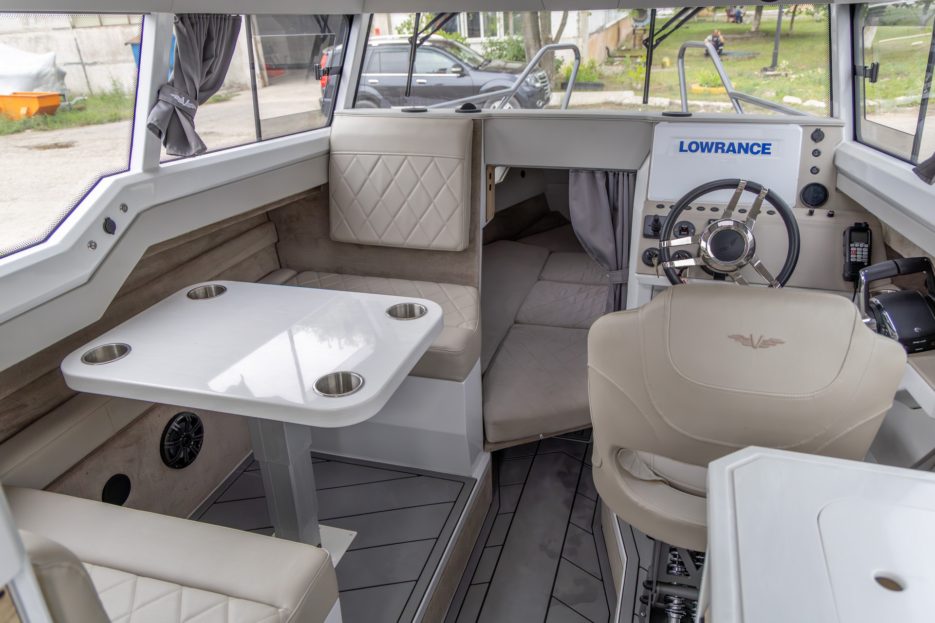 VBOATS VOYAGER 850 Cabin Twin