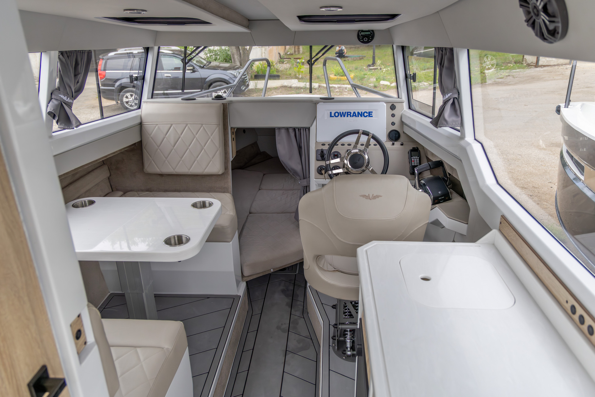 VBOATS VOYAGER 850 Cabin Twin