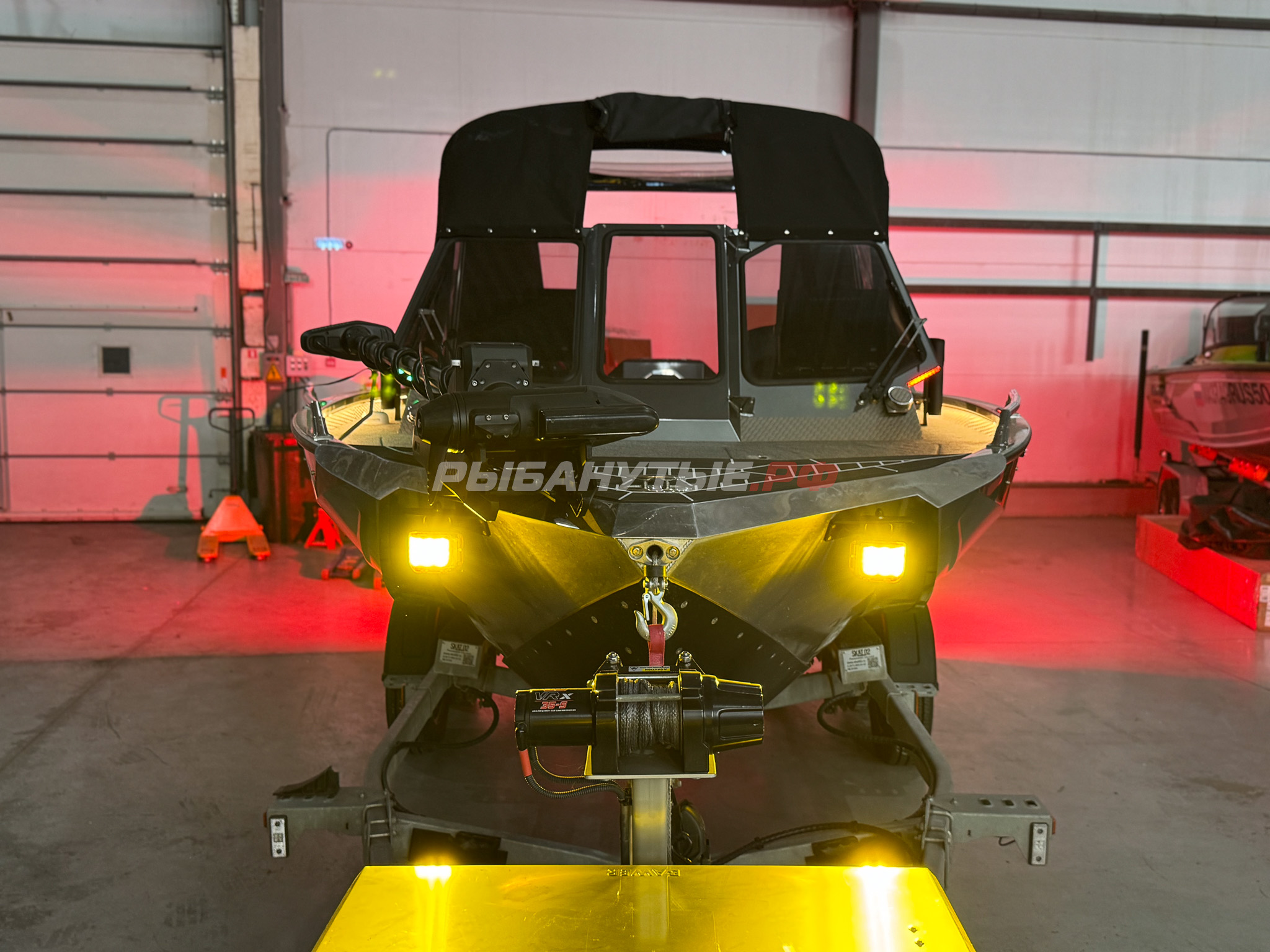 Лодка Росомаха R6000S + Mercury Optimax 200 + прицеп на катере — пример установки, Рыбанутые.РФ