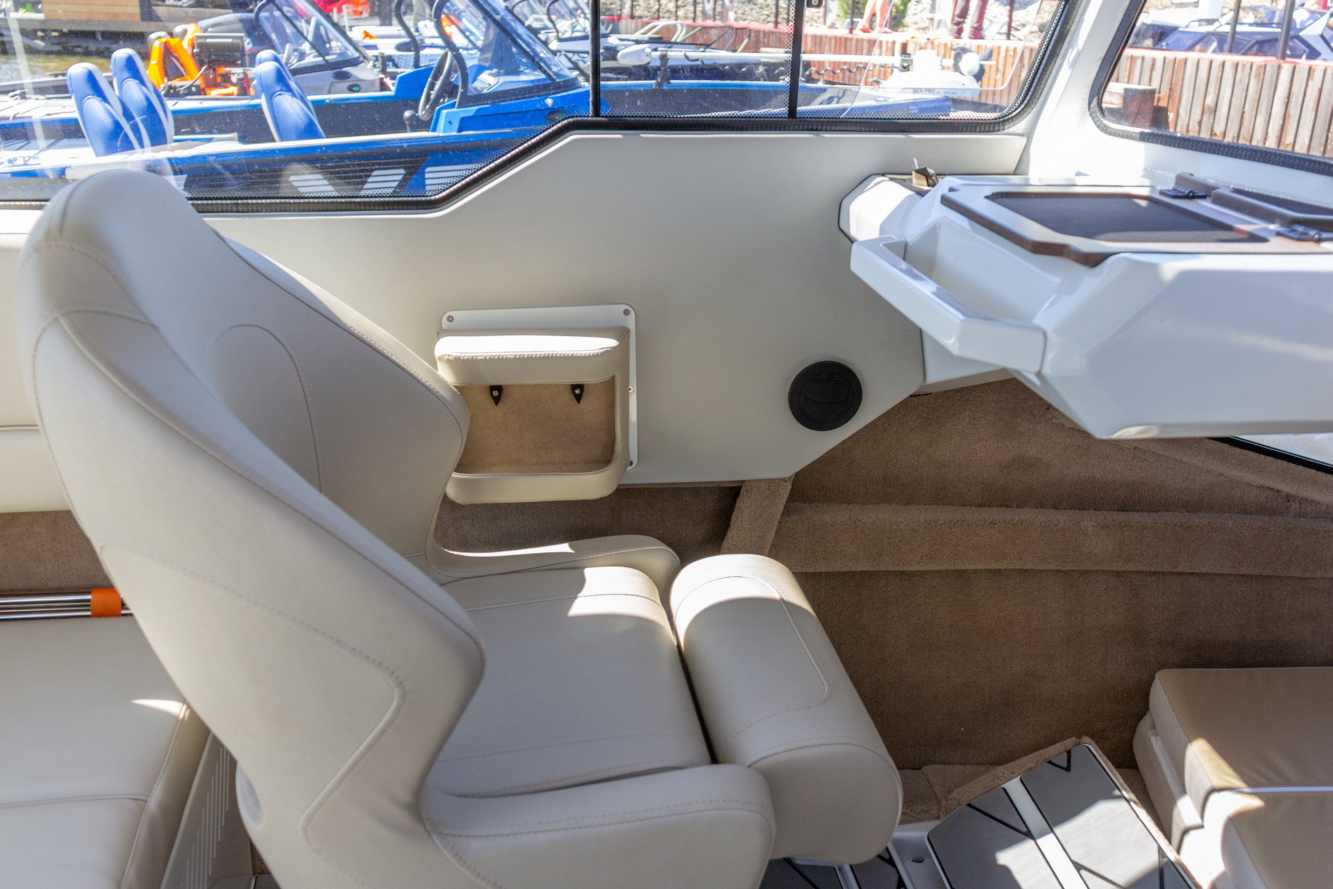 VBOATS VOYAGER 600 Cabin