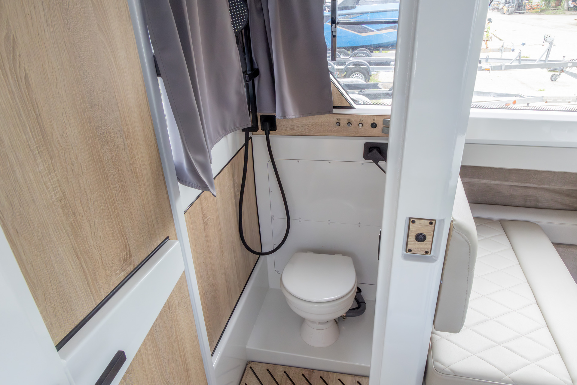 VBOATS VOYAGER 850 Cabin Twin