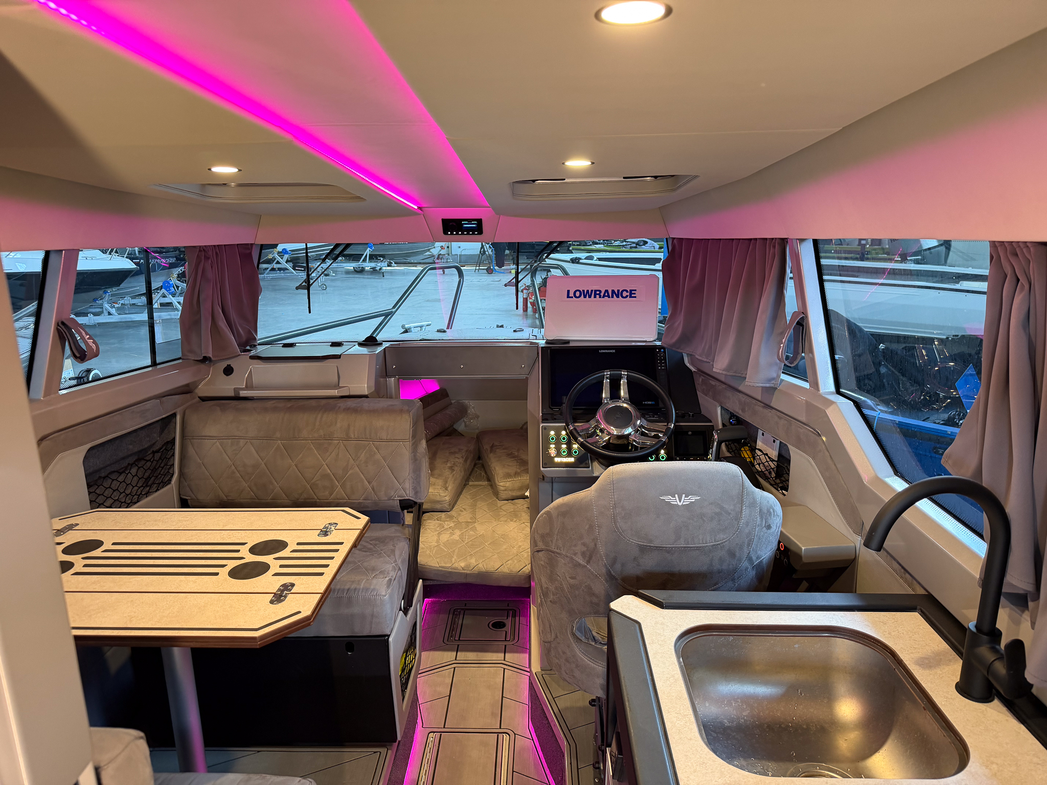 VBOATS VOYAGER 850 Cabin + Mercury Verado 400 + прицеп